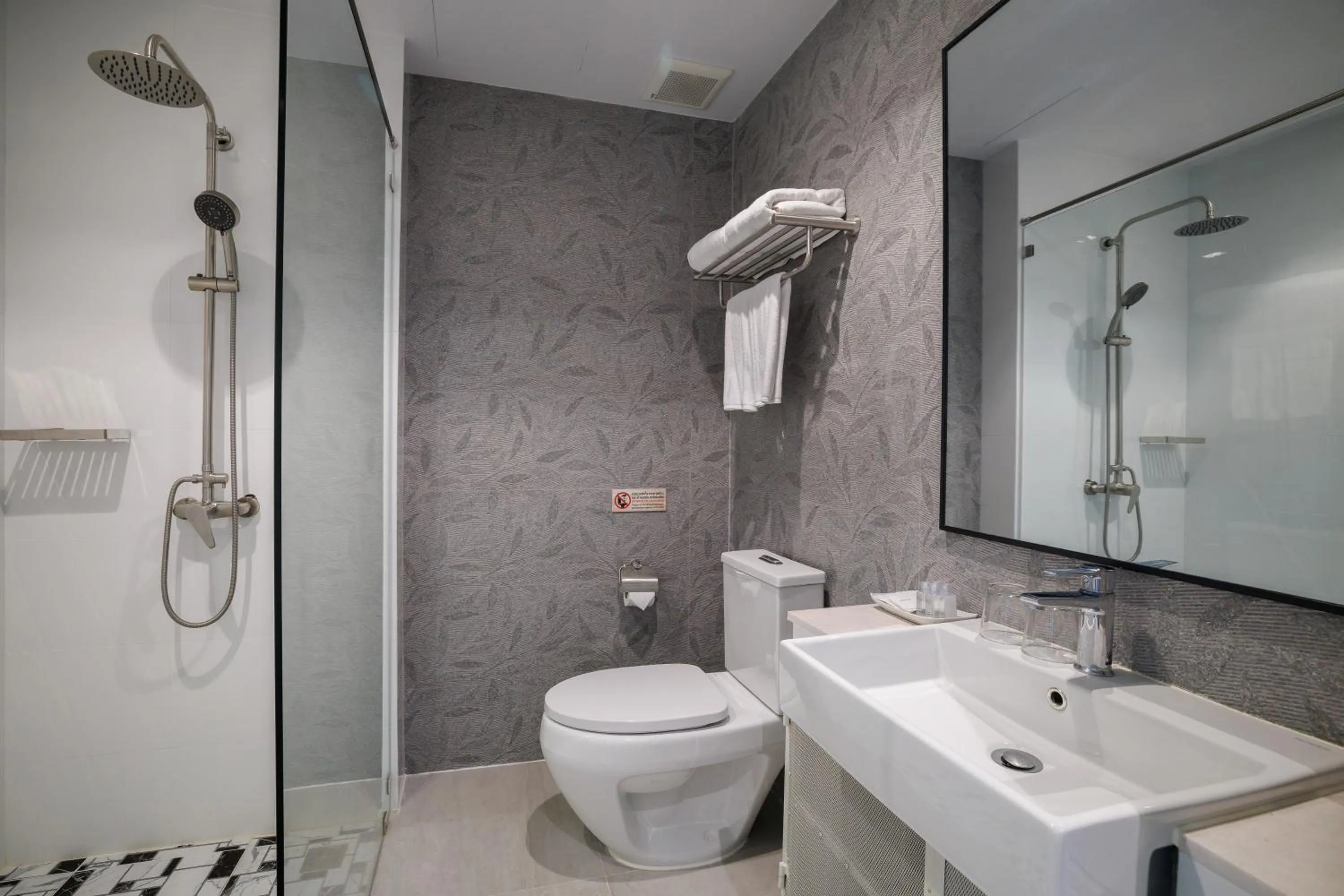 Shower in The Horizon Groove Hotel