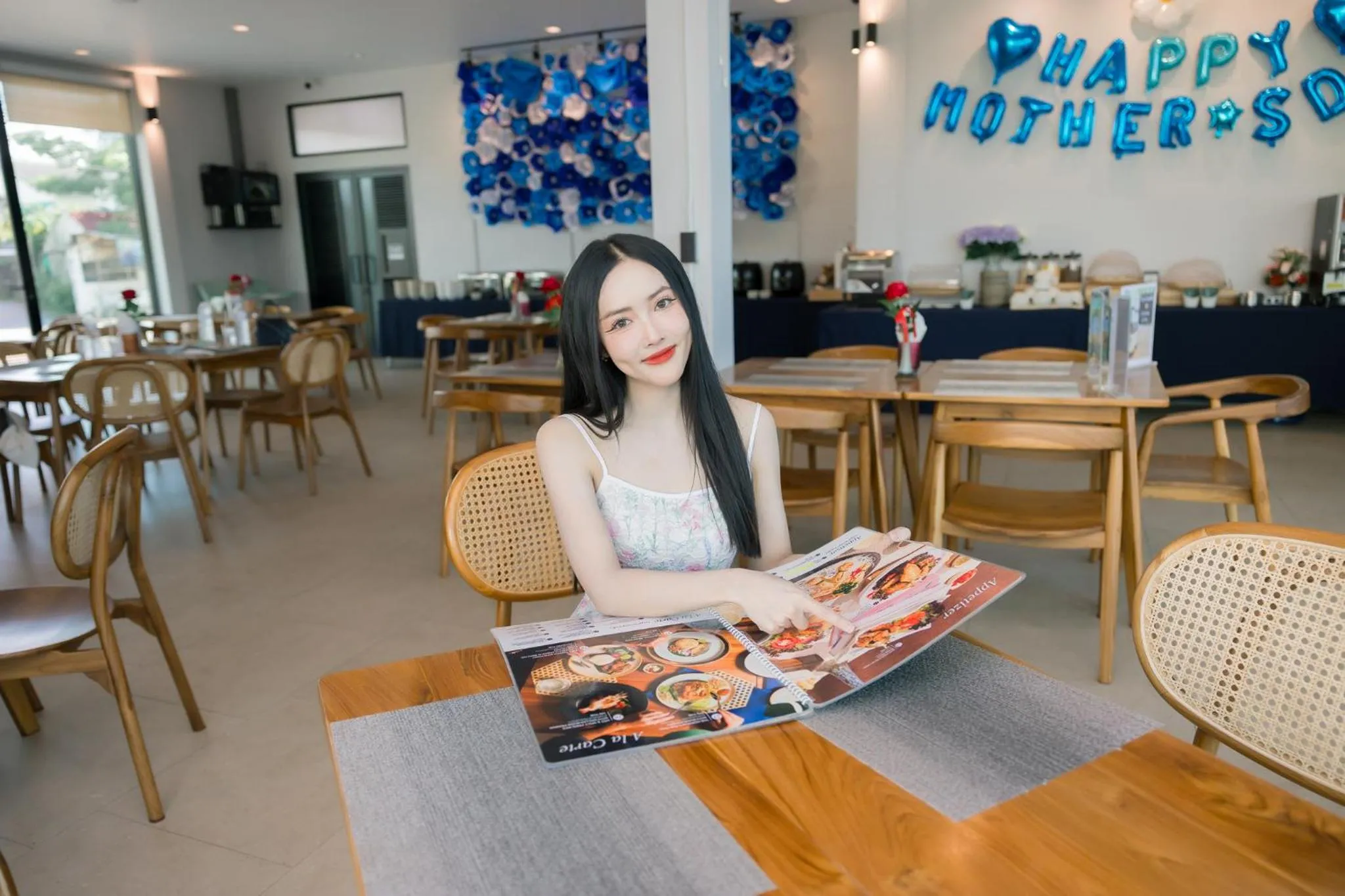 Restaurant/places to eat in The Horizon Groove Hotel