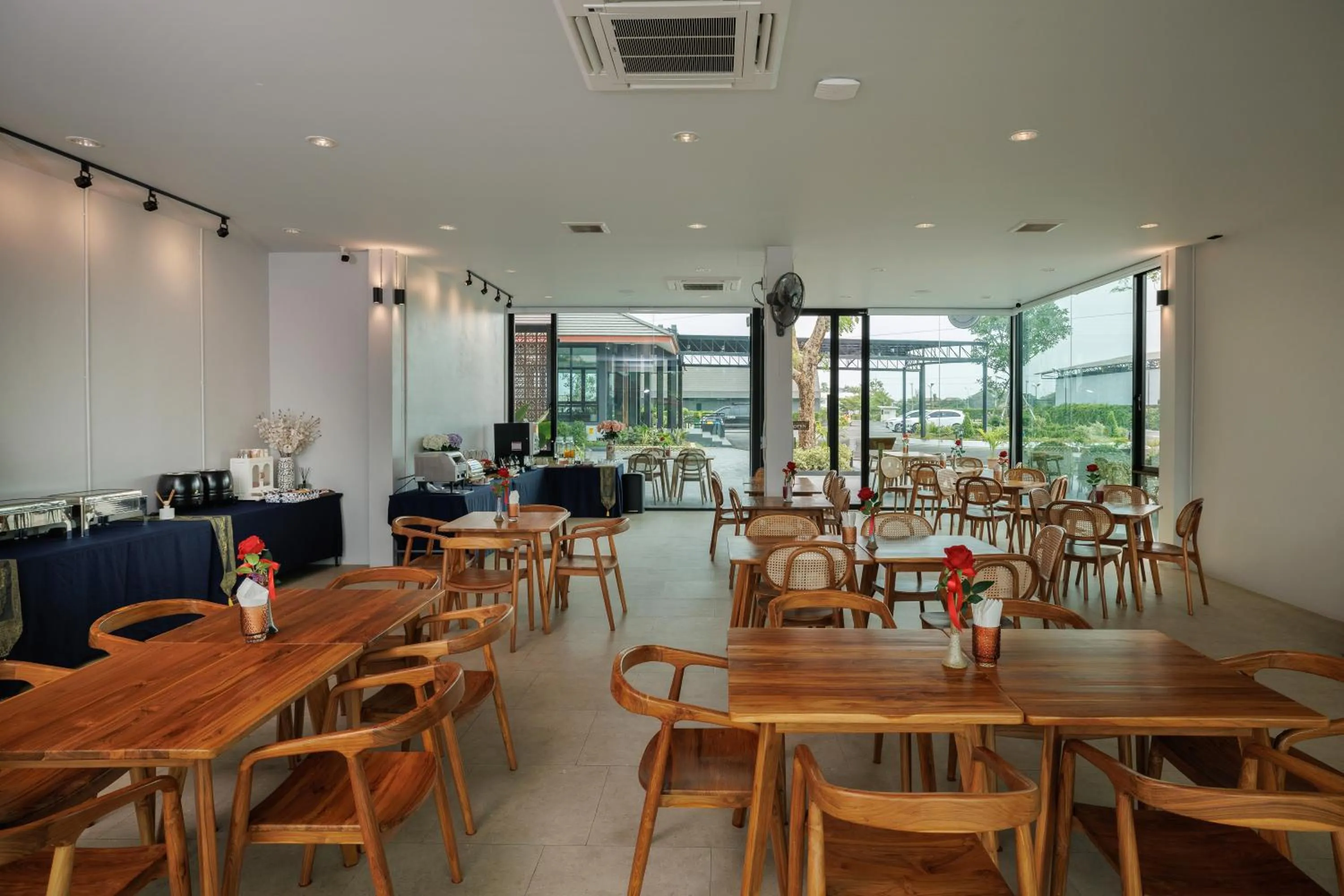 Restaurant/places to eat in The Horizon Groove Hotel