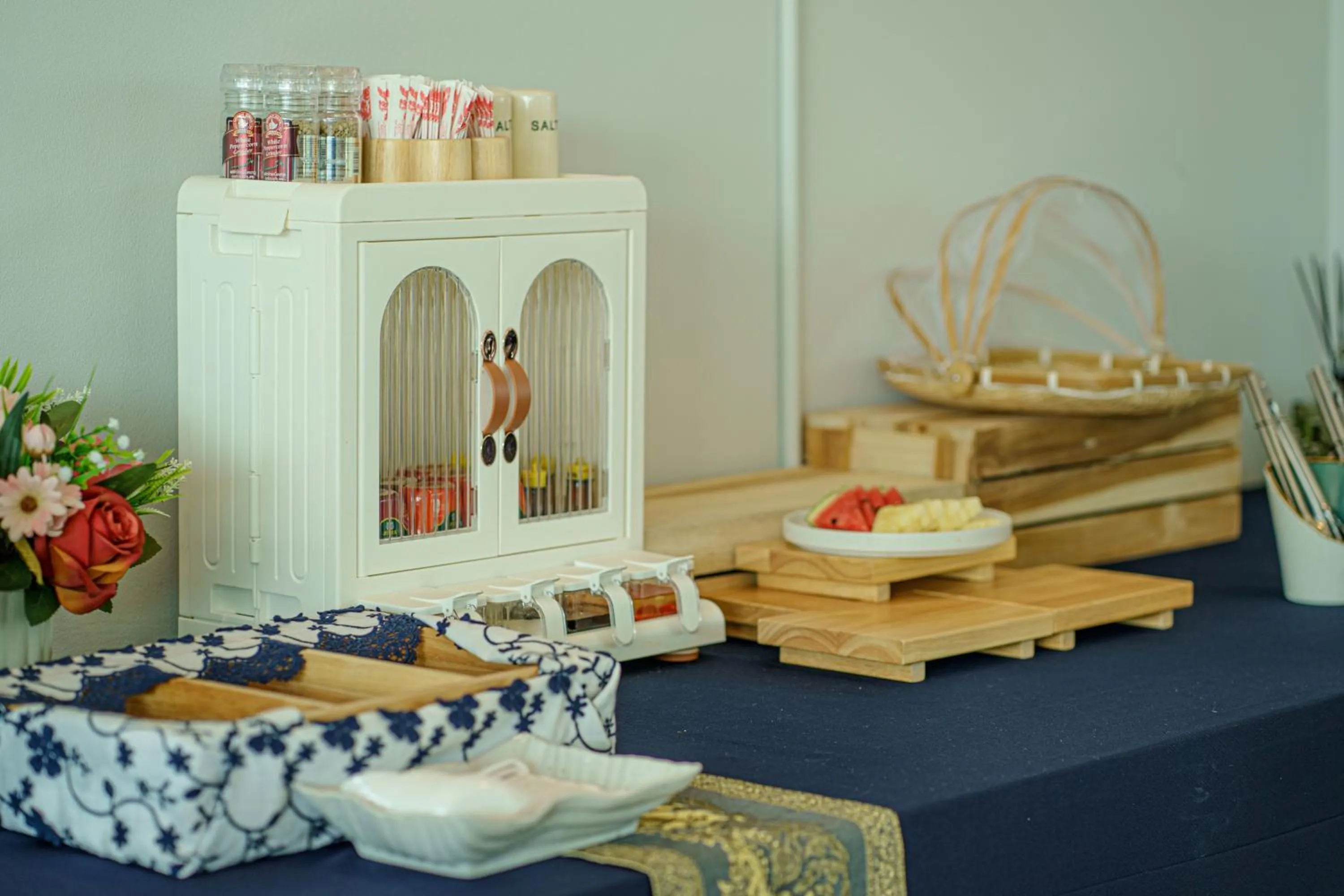 Restaurant/places to eat in The Horizon Groove Hotel