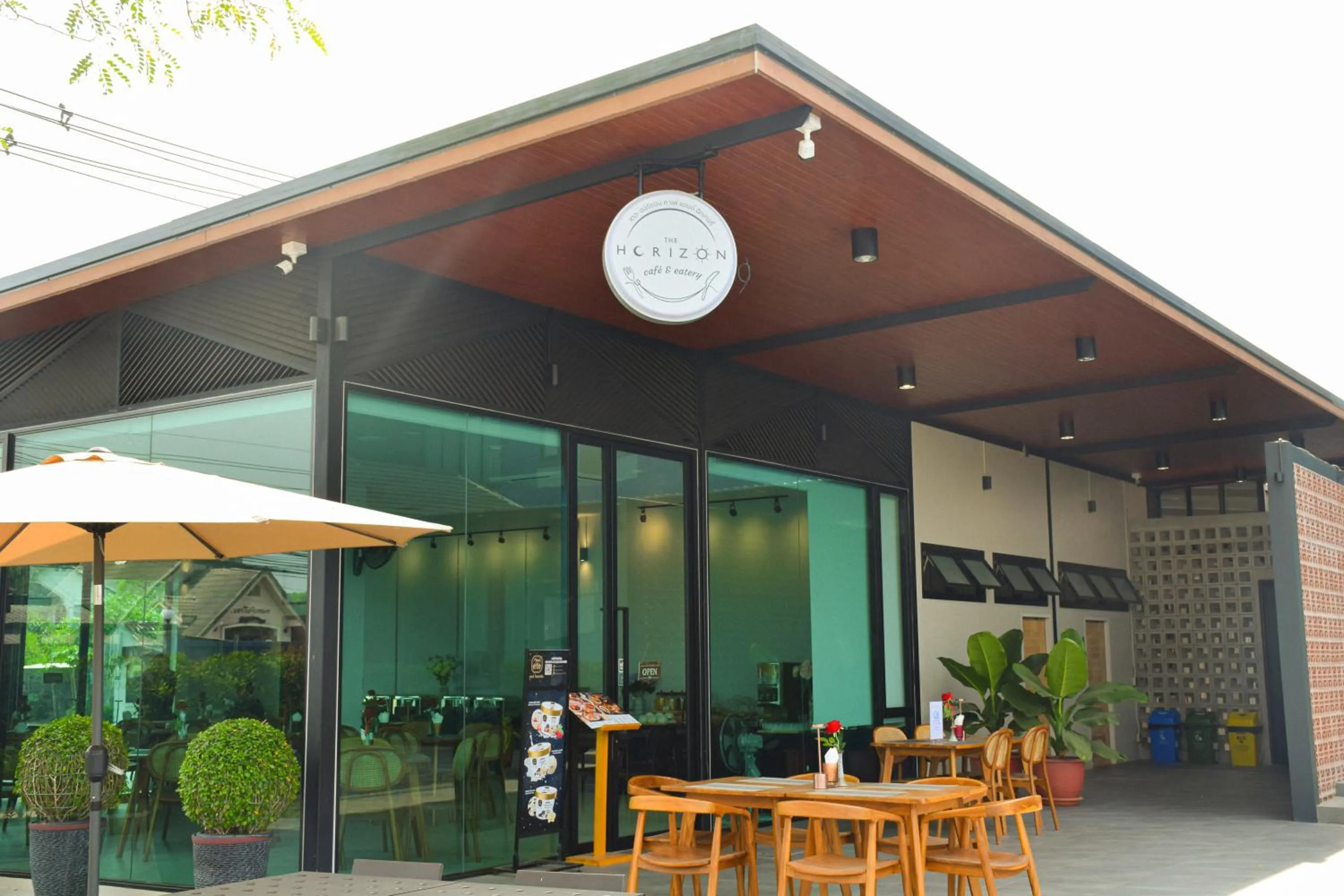 Restaurant/places to eat in The Horizon Groove Hotel