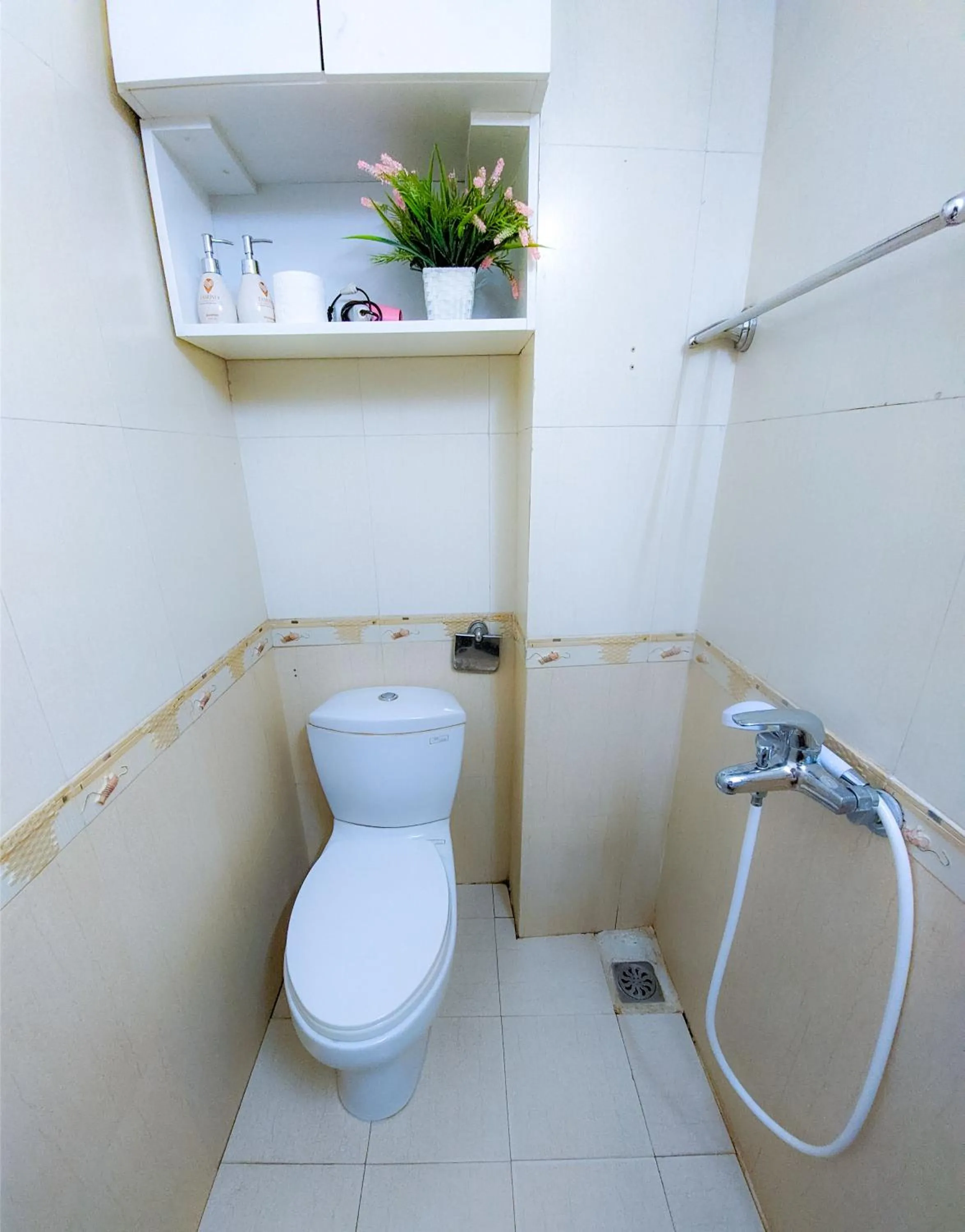 Shower in Khách sạn Thế Kỷ Mới