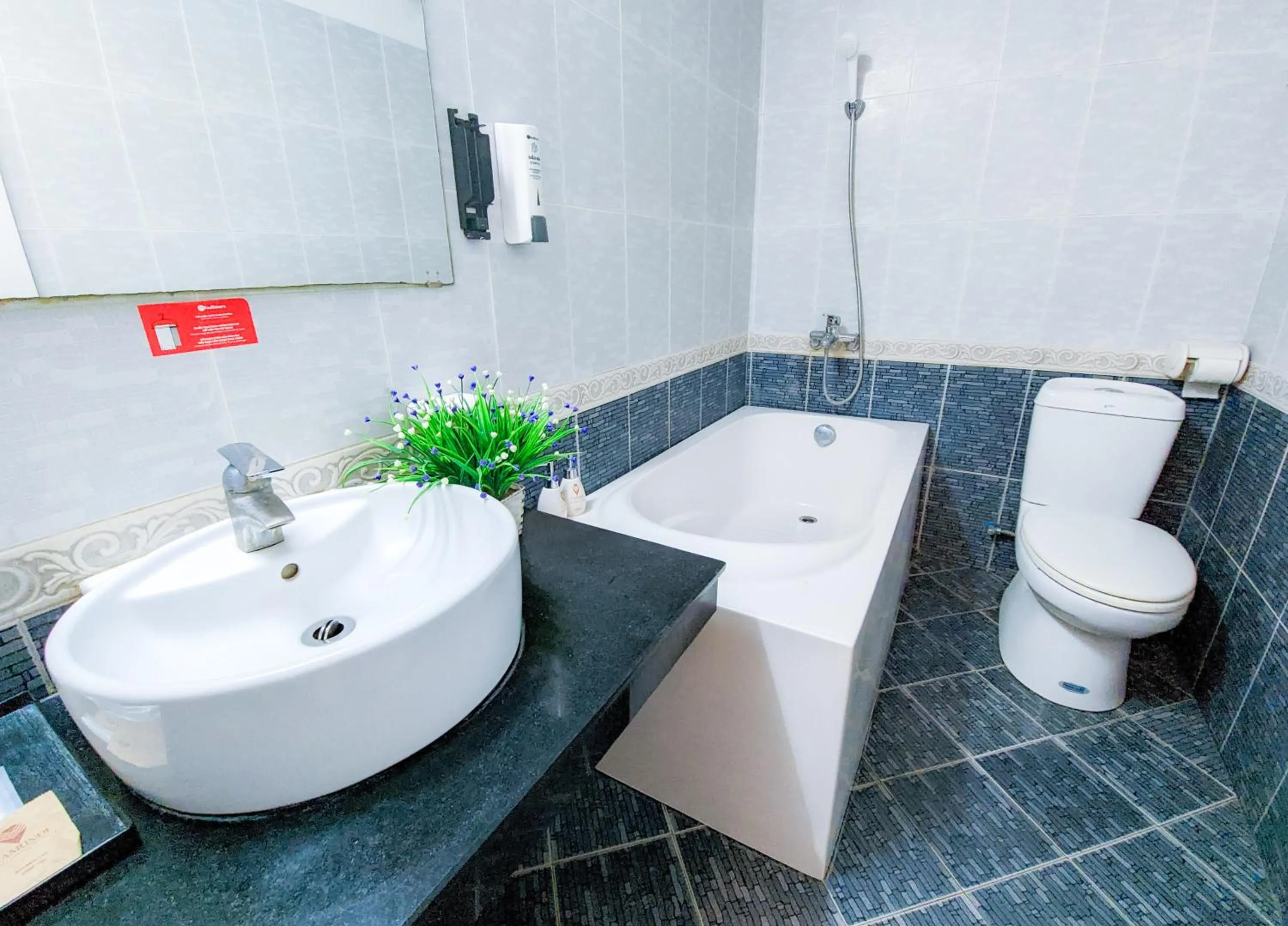 Shower in Khách sạn Thế Kỷ Mới