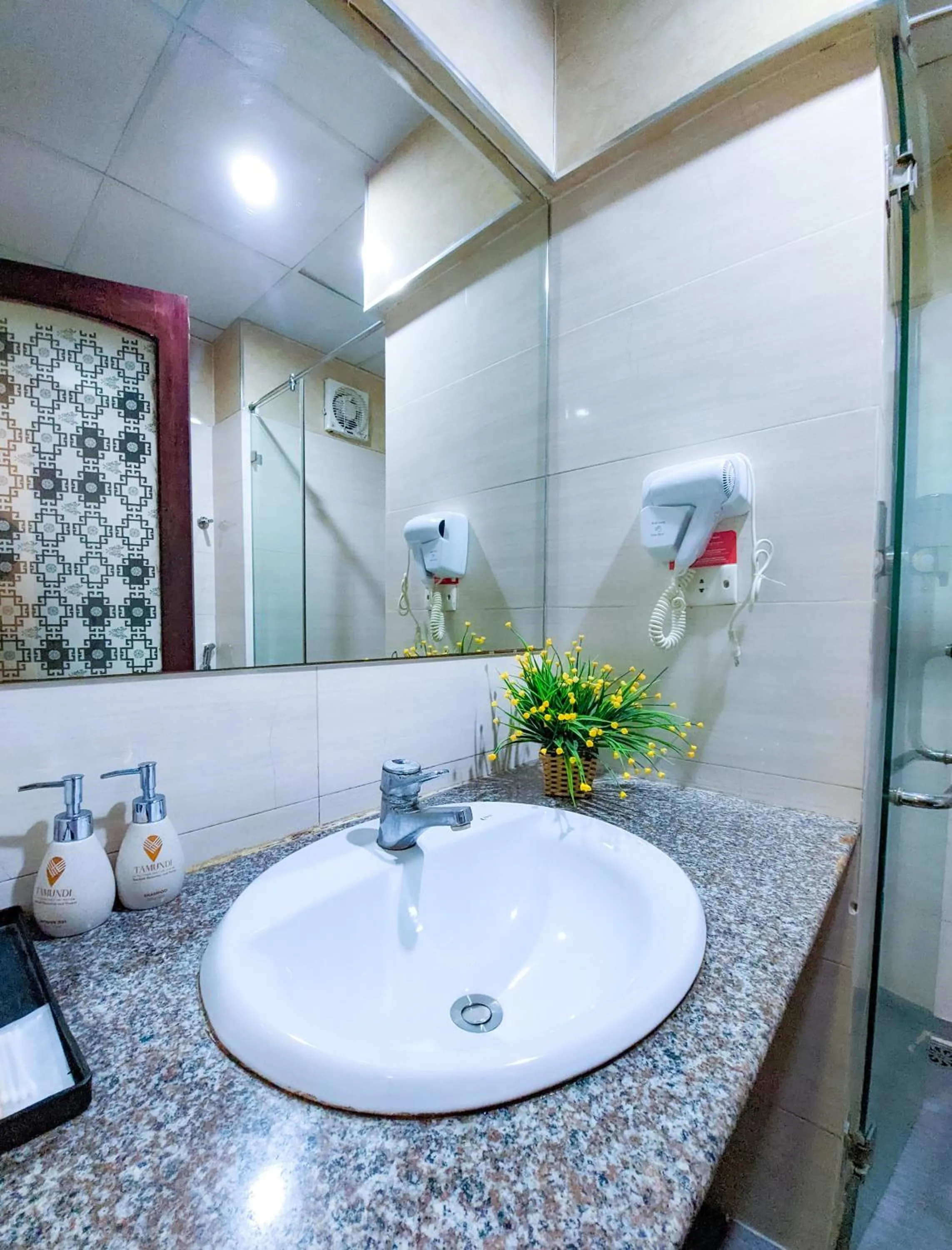 Shower in Khách sạn Thế Kỷ Mới