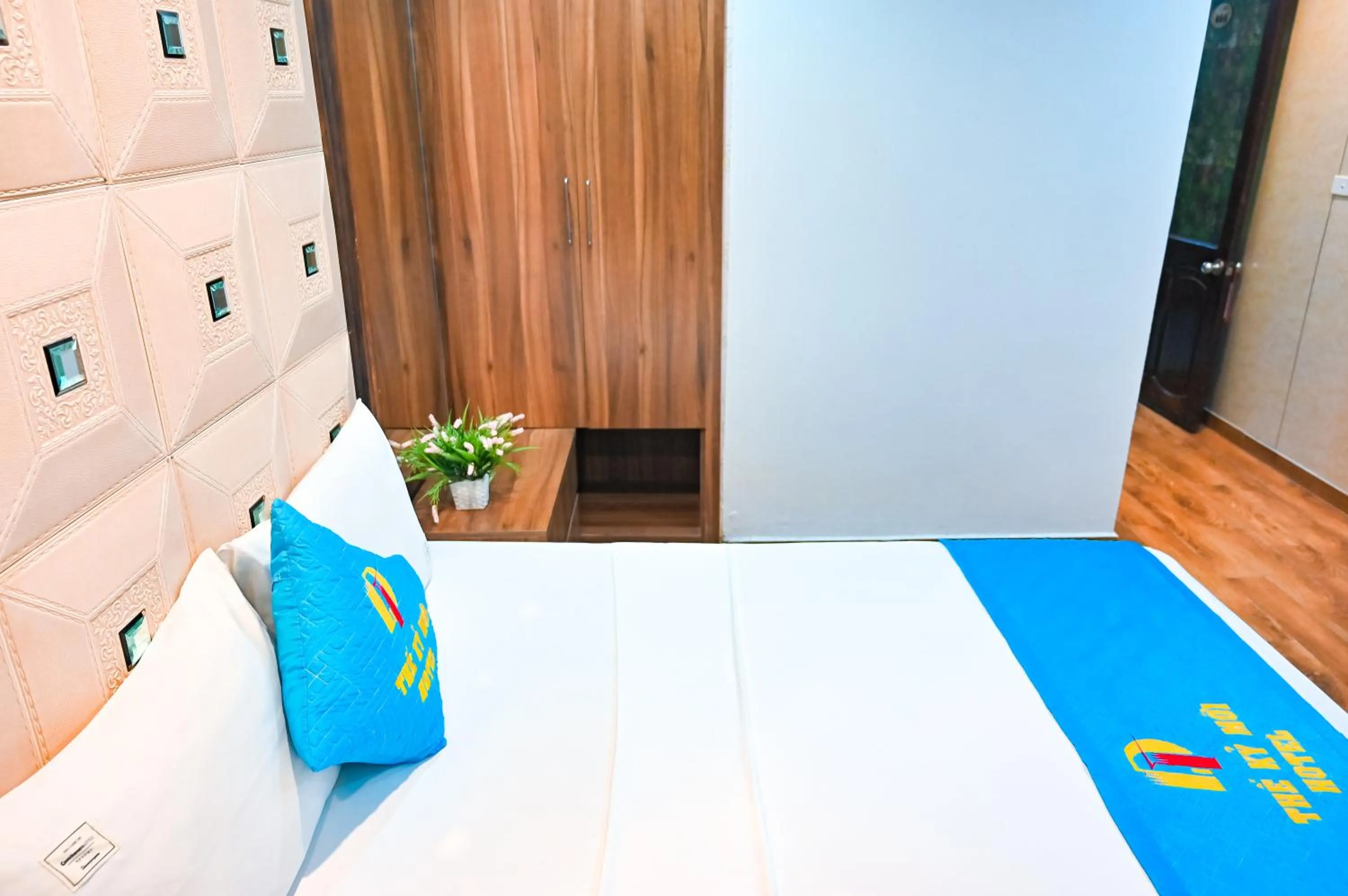 Photo of the whole room, Bed in Khách sạn Thế Kỷ Mới