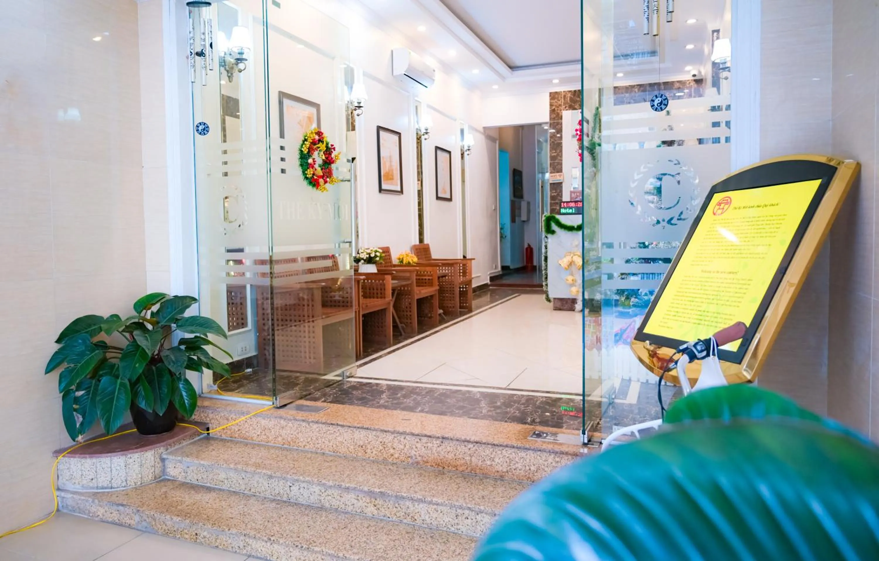 Communal lounge/ TV room in Khách sạn Thế Kỷ Mới