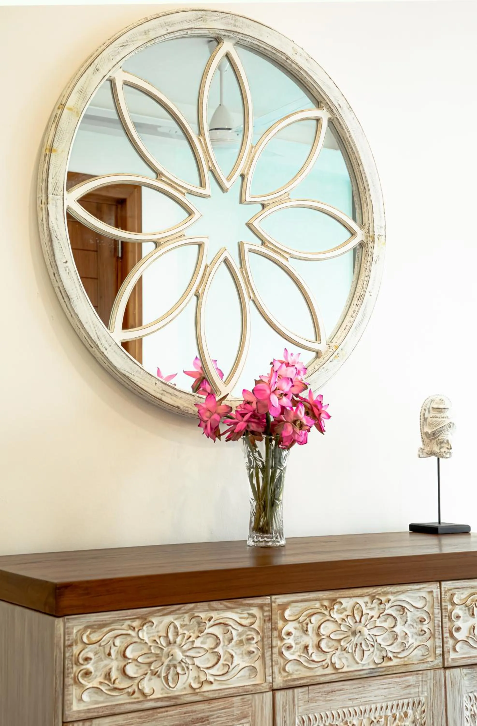 Decorative detail in Ravo Hotel