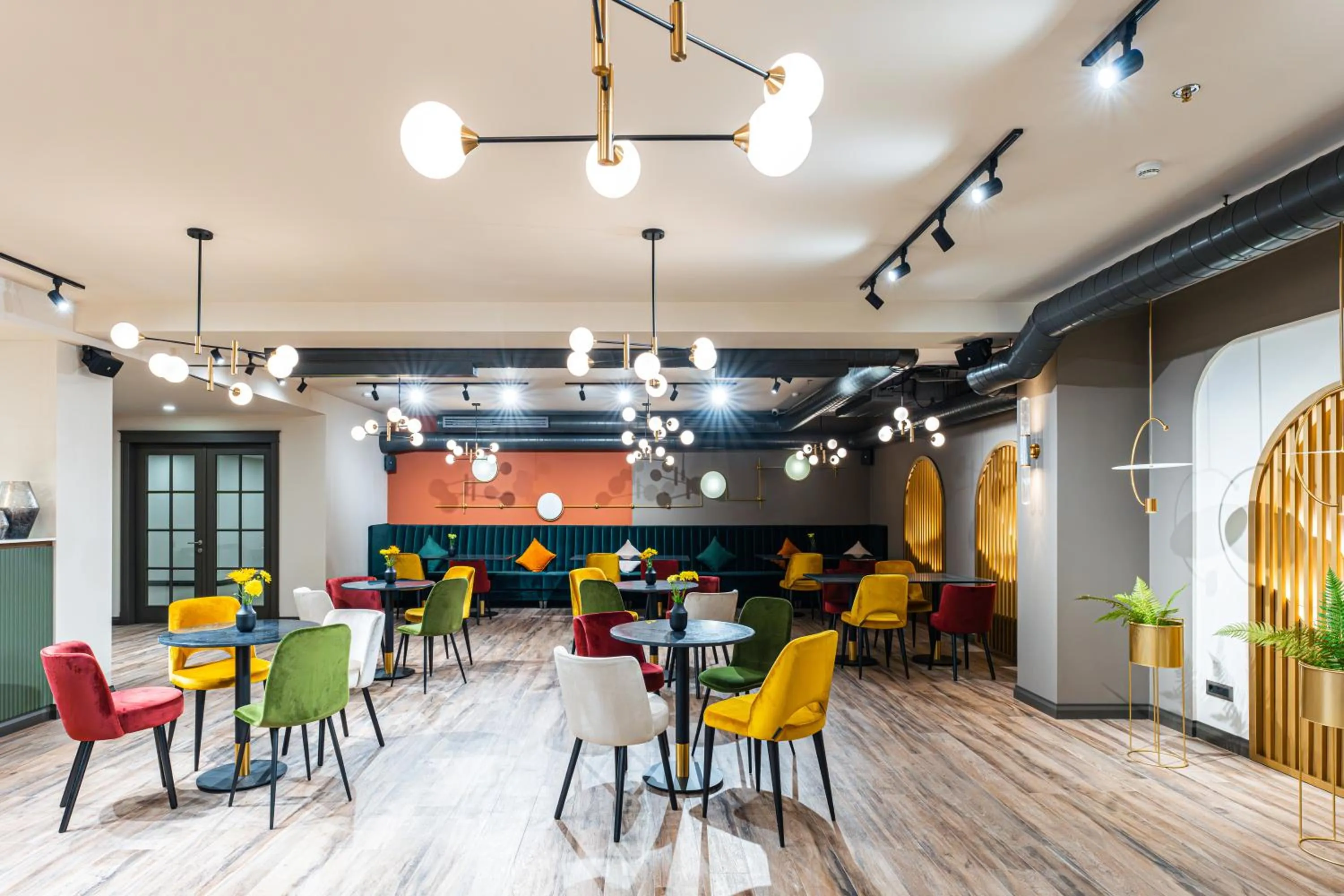 Restaurant/places to eat in HOTEL METROPOL Club House