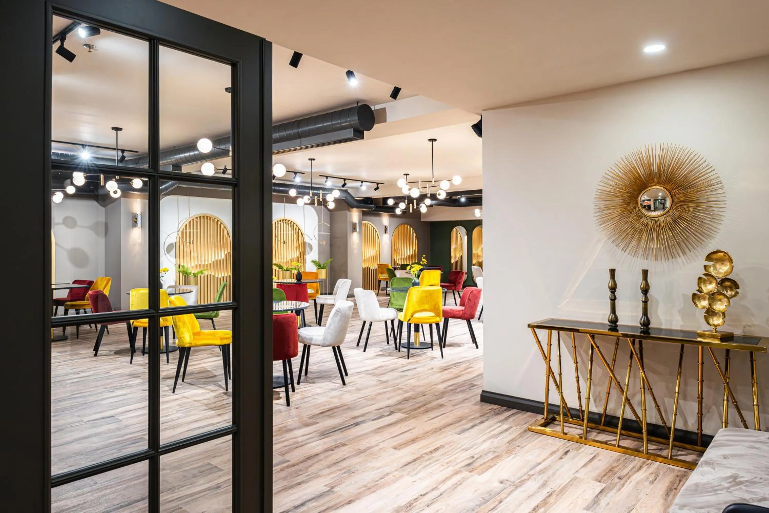 Restaurant/places to eat in HOTEL METROPOL Club House