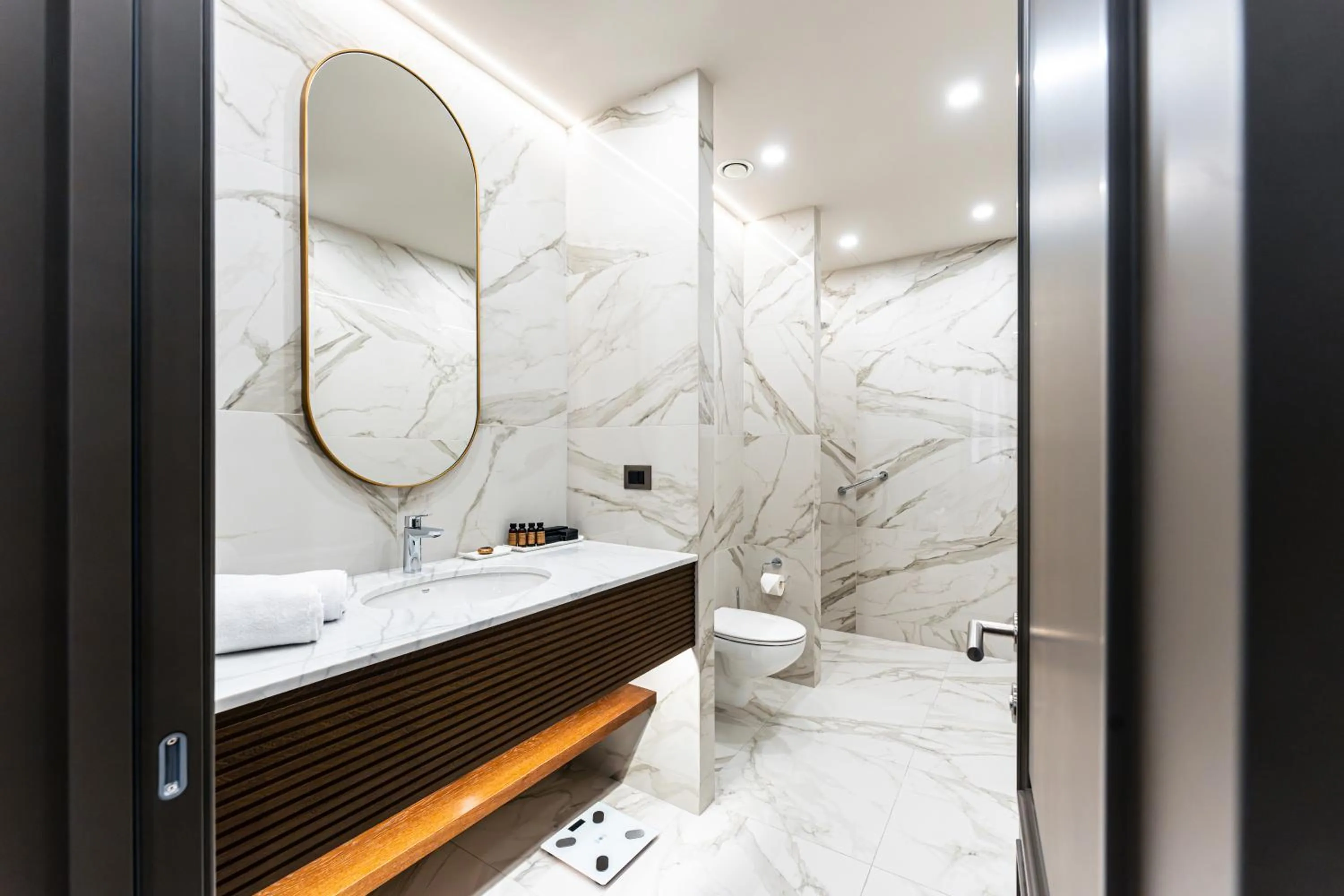 Shower in HOTEL METROPOL Club House