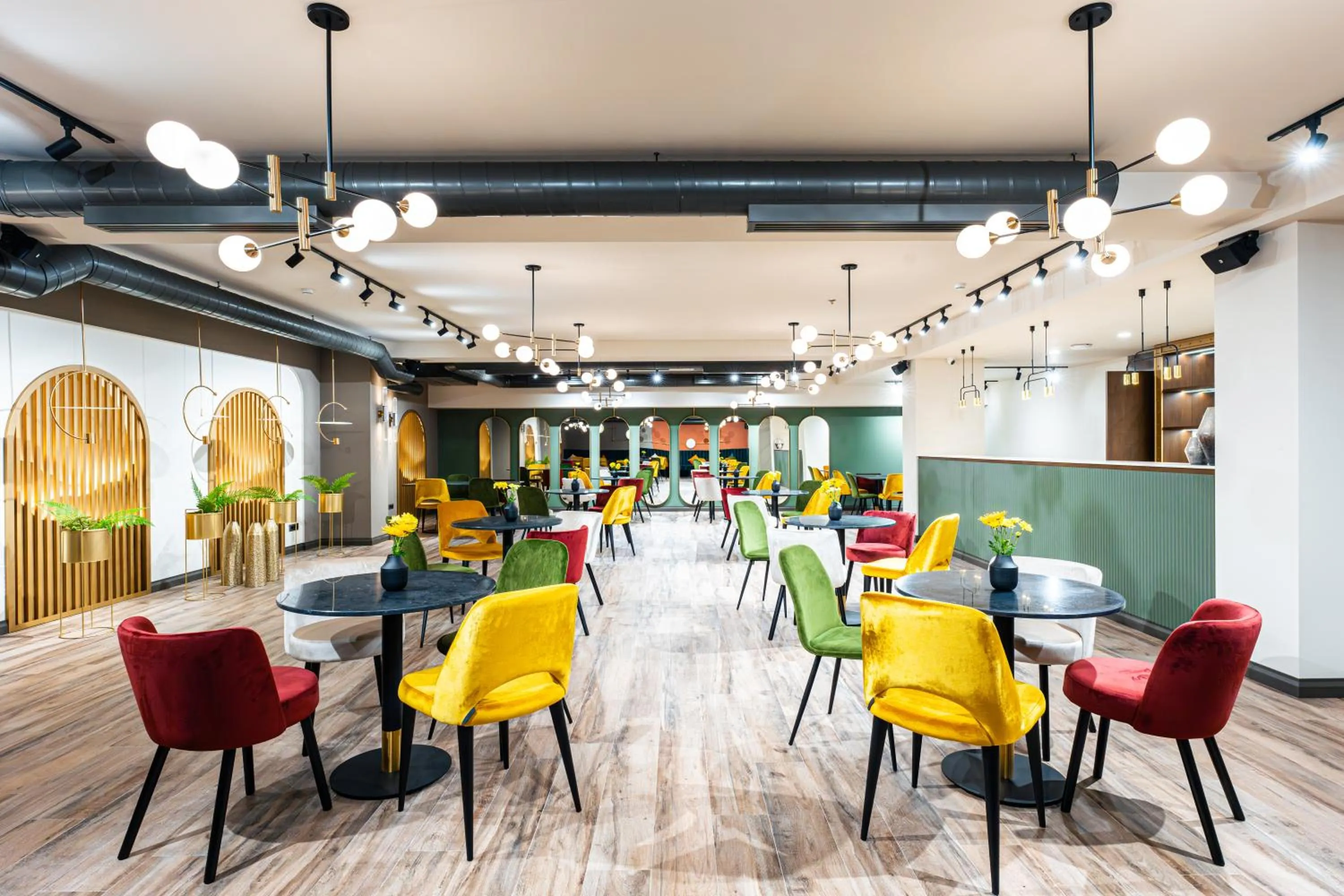 Restaurant/places to eat in HOTEL METROPOL Club House