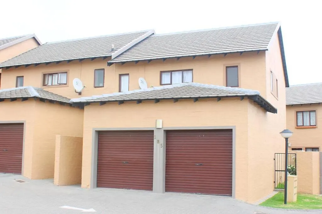 cozy 3 bed Duplex ,sleeps 6 with double bathroom