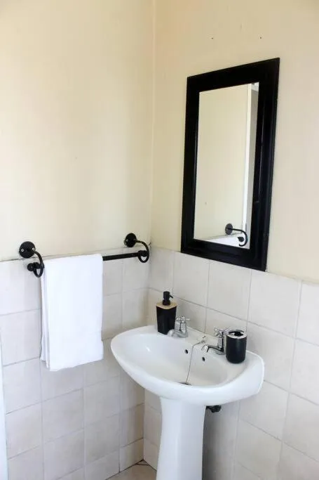 cozy 3 bed Duplex ,sleeps 6 with double bathroom