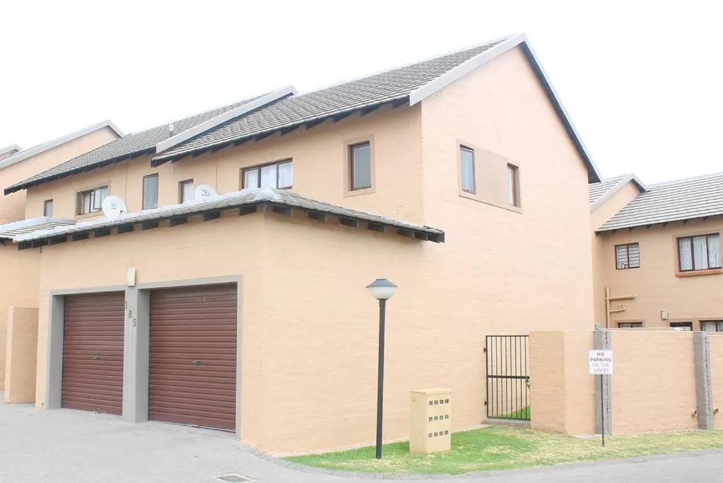 cozy 3 bed Duplex ,sleeps 6 with double bathroom