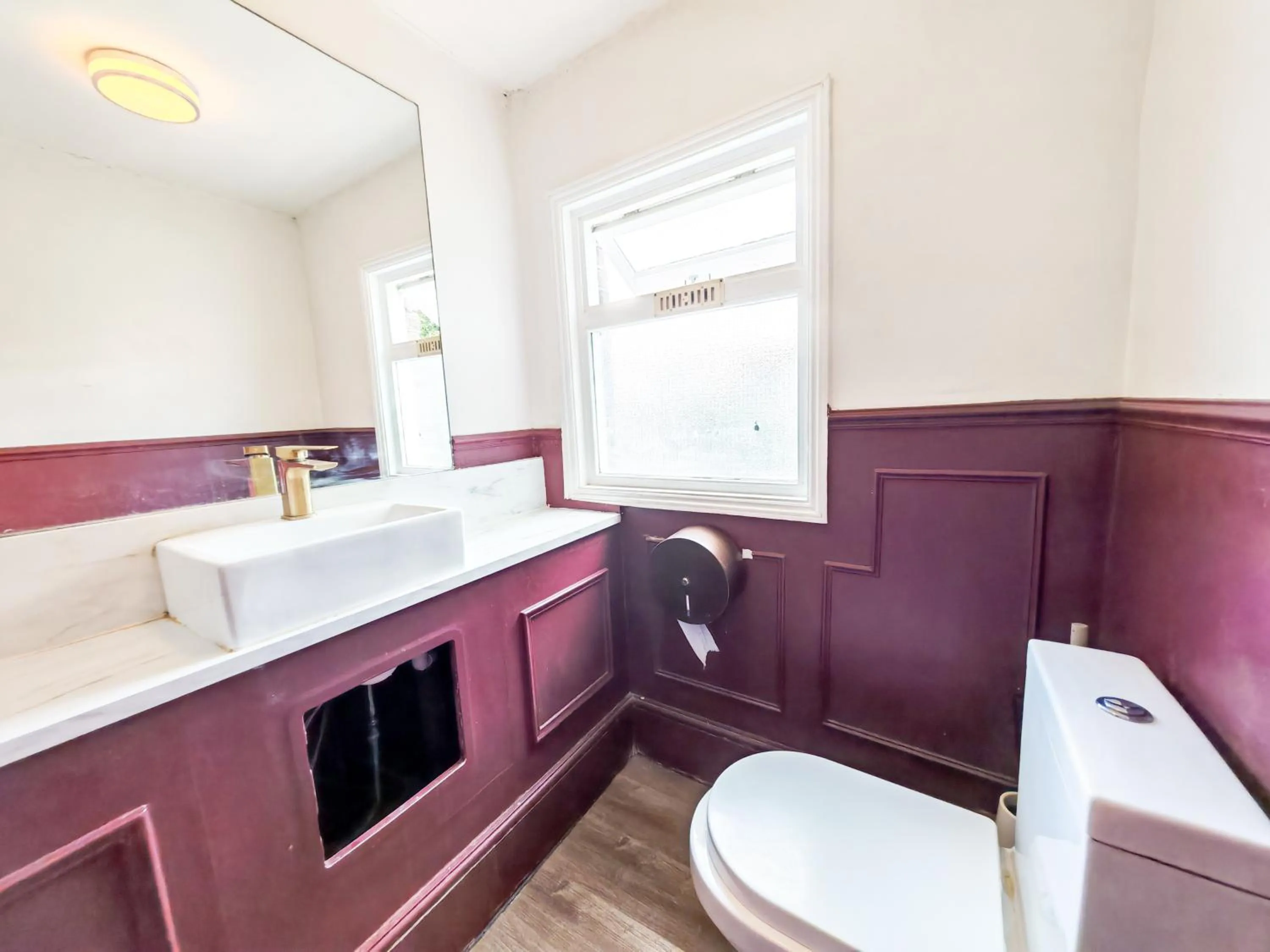 Toilet in Prime Backpackers Angel