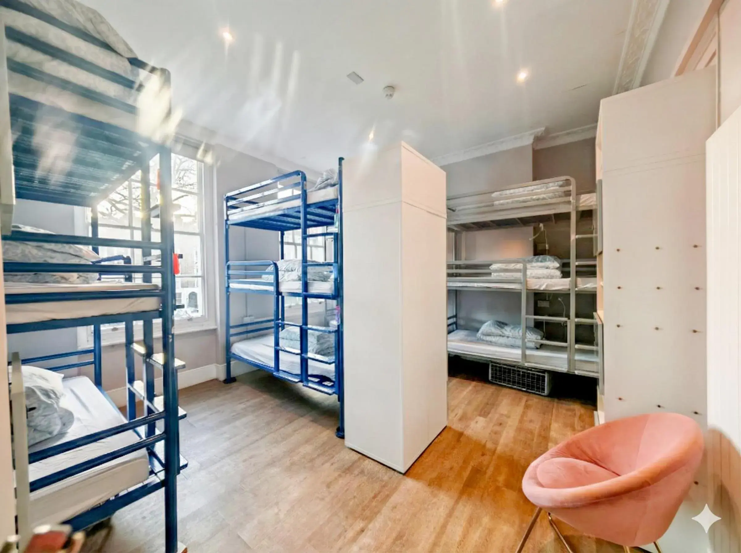 Bed in 12-Bed Mixed Dormitory Room in Prime Backpackers Angel Bed in 12-Bed Mixed Dormitory Room in Prime Backpackers Angel