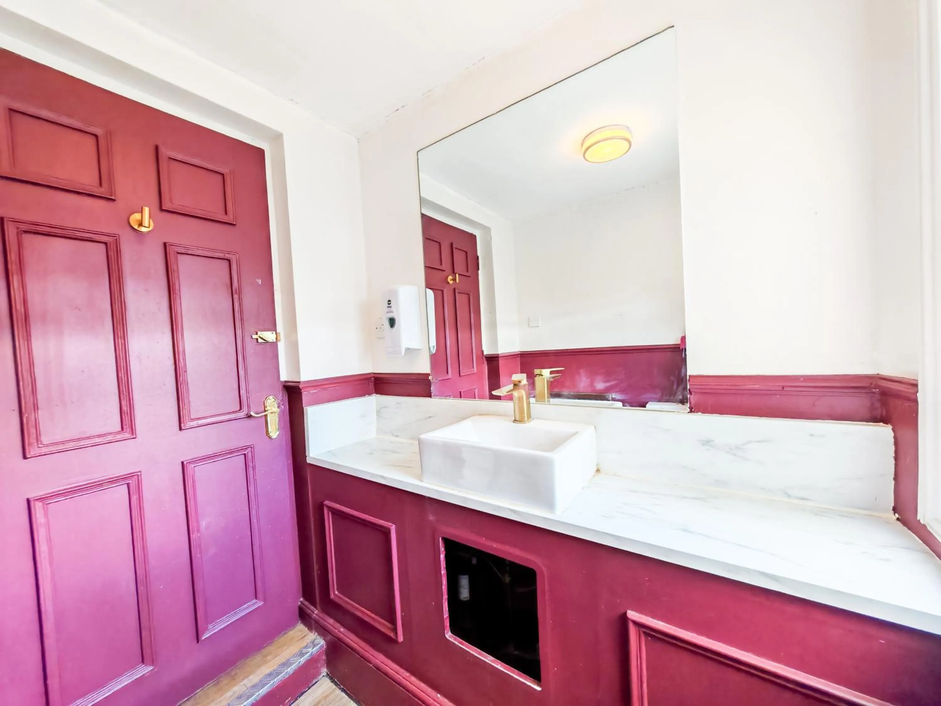 Bathroom in Prime Backpackers Angel