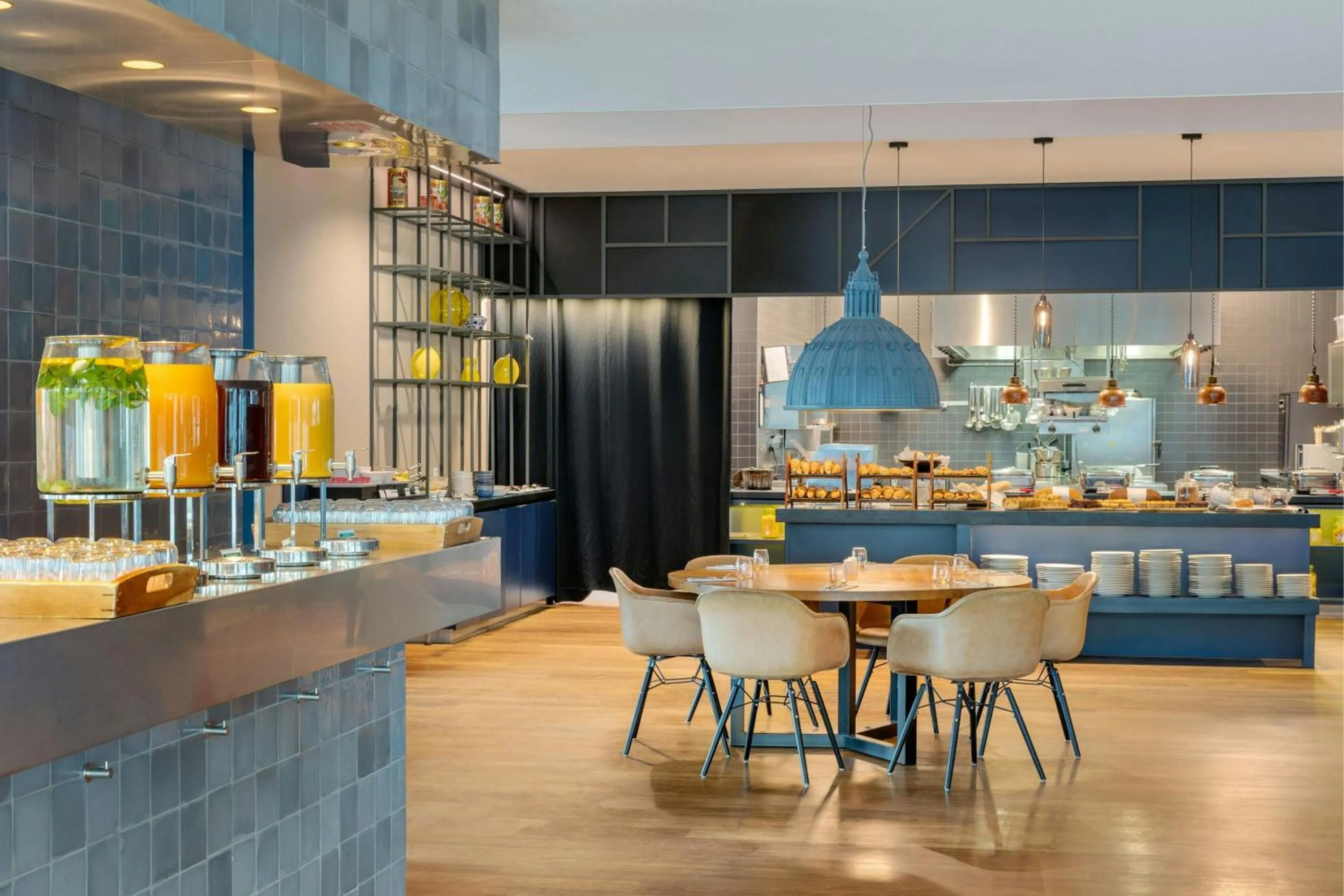 Breakfast in Courtyard by Marriott Amsterdam Arena Atlas