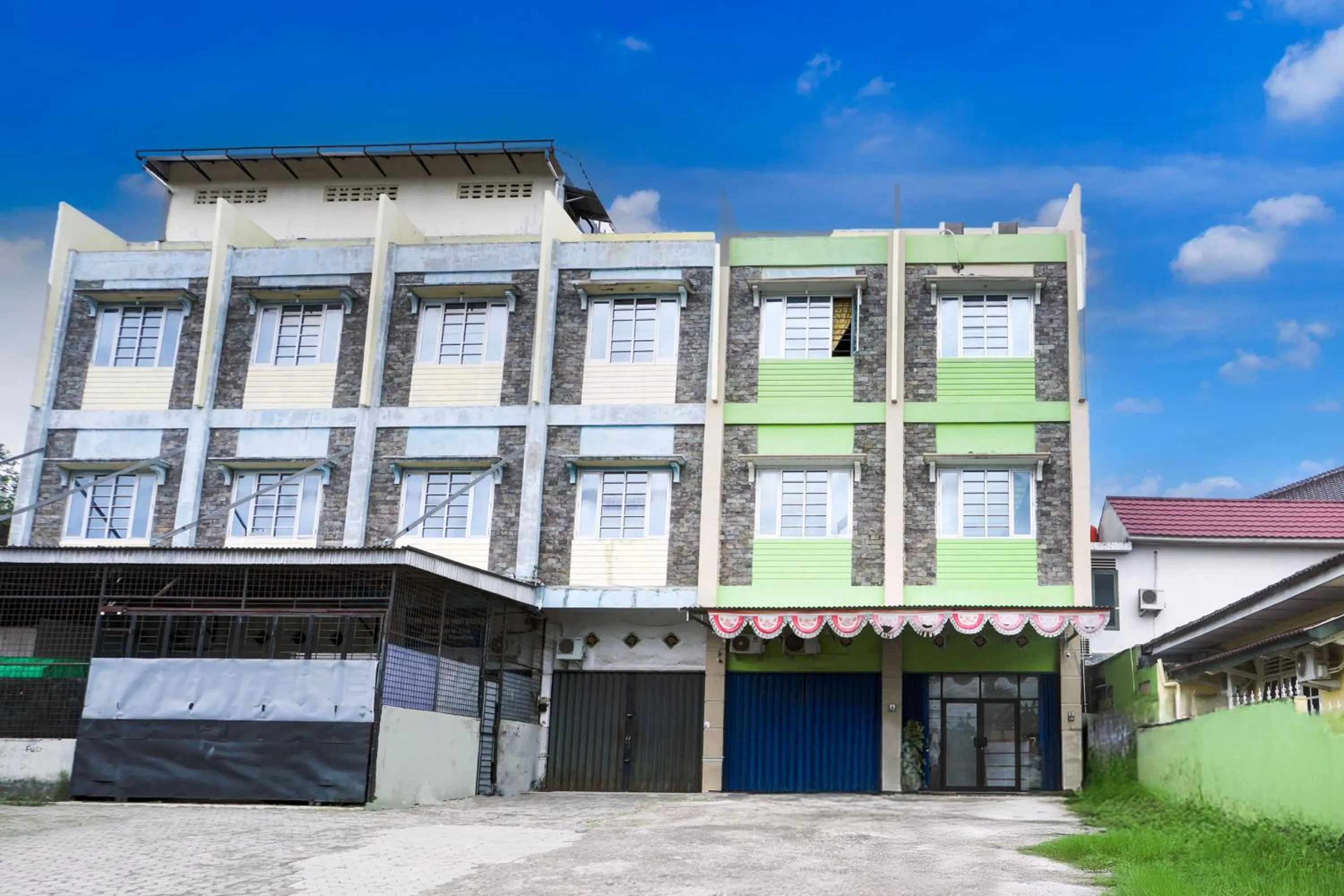 Facade/entrance in Hotel O Ilir Timur I Near Rsud Siti Fatimah Az-Zahra Formerly Lumendiva Suite