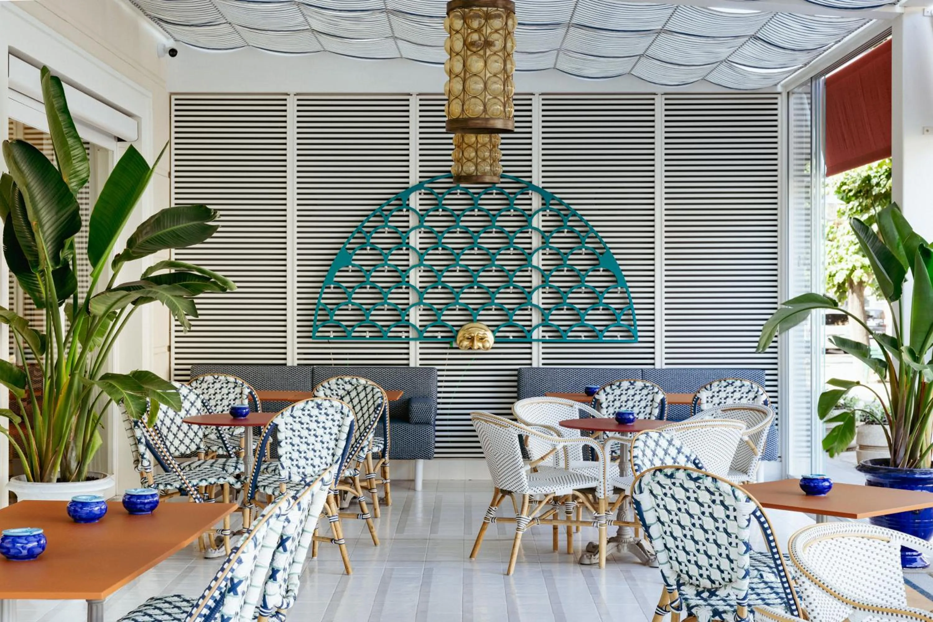 Restaurant/places to eat in Hotel Plaza