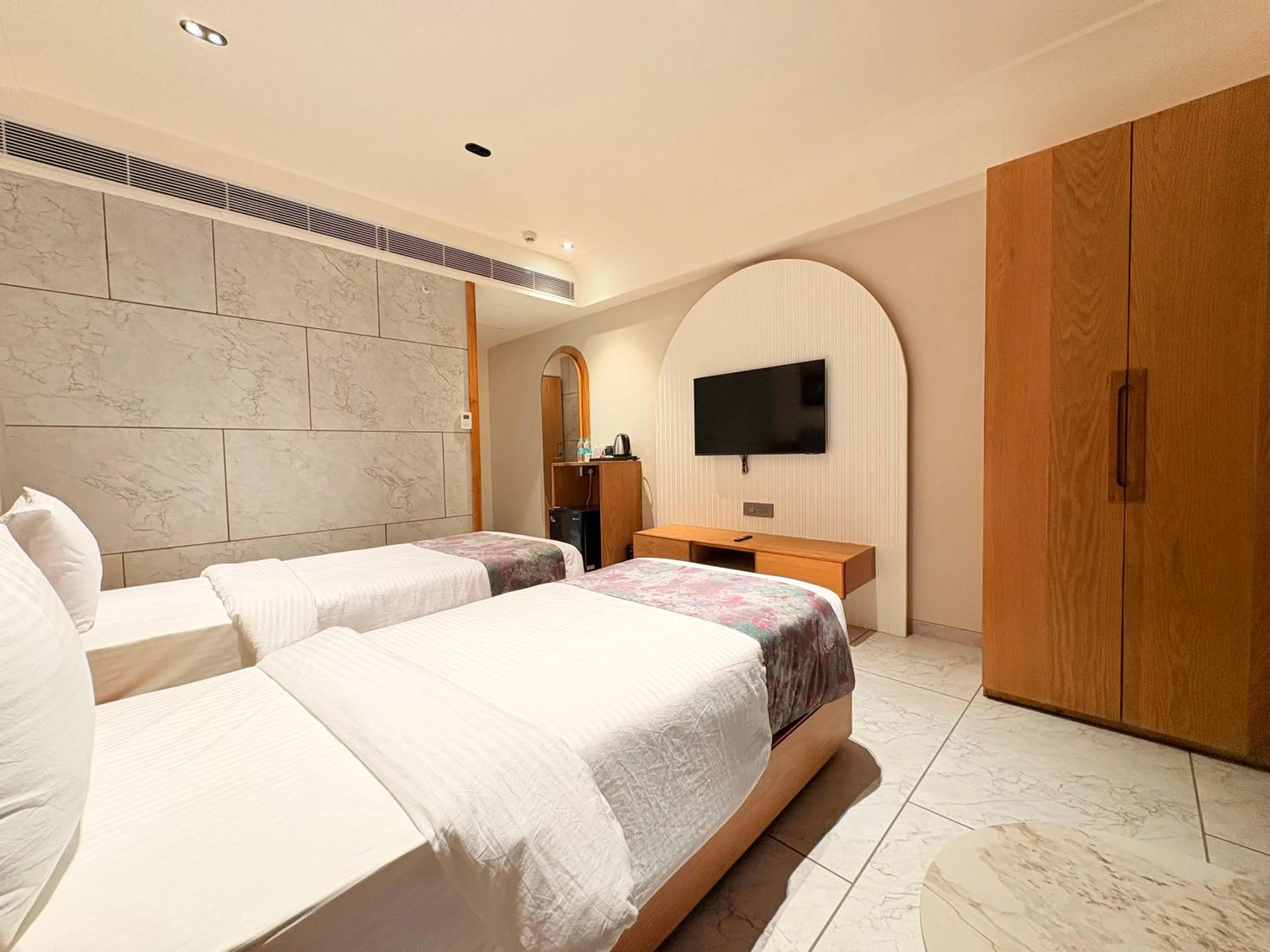 Communal lounge/ TV room, Bed in The Parterre - SG Highway Ahmedabad