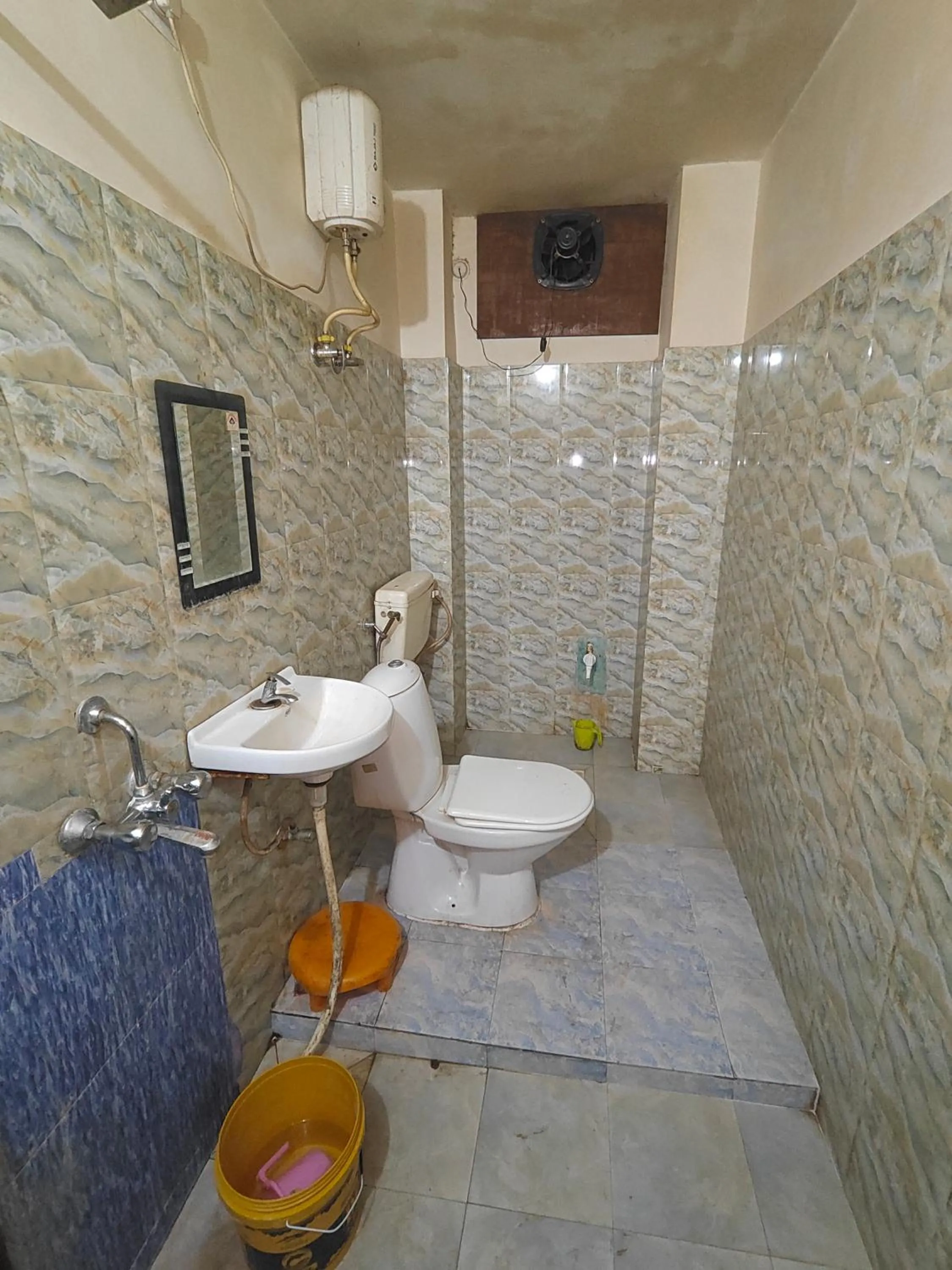Shower in Baba Guest House