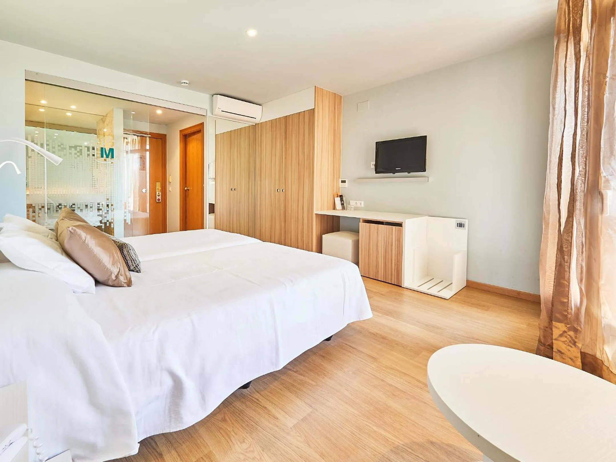 Photo of the whole room, Bed in Mònica Hotel