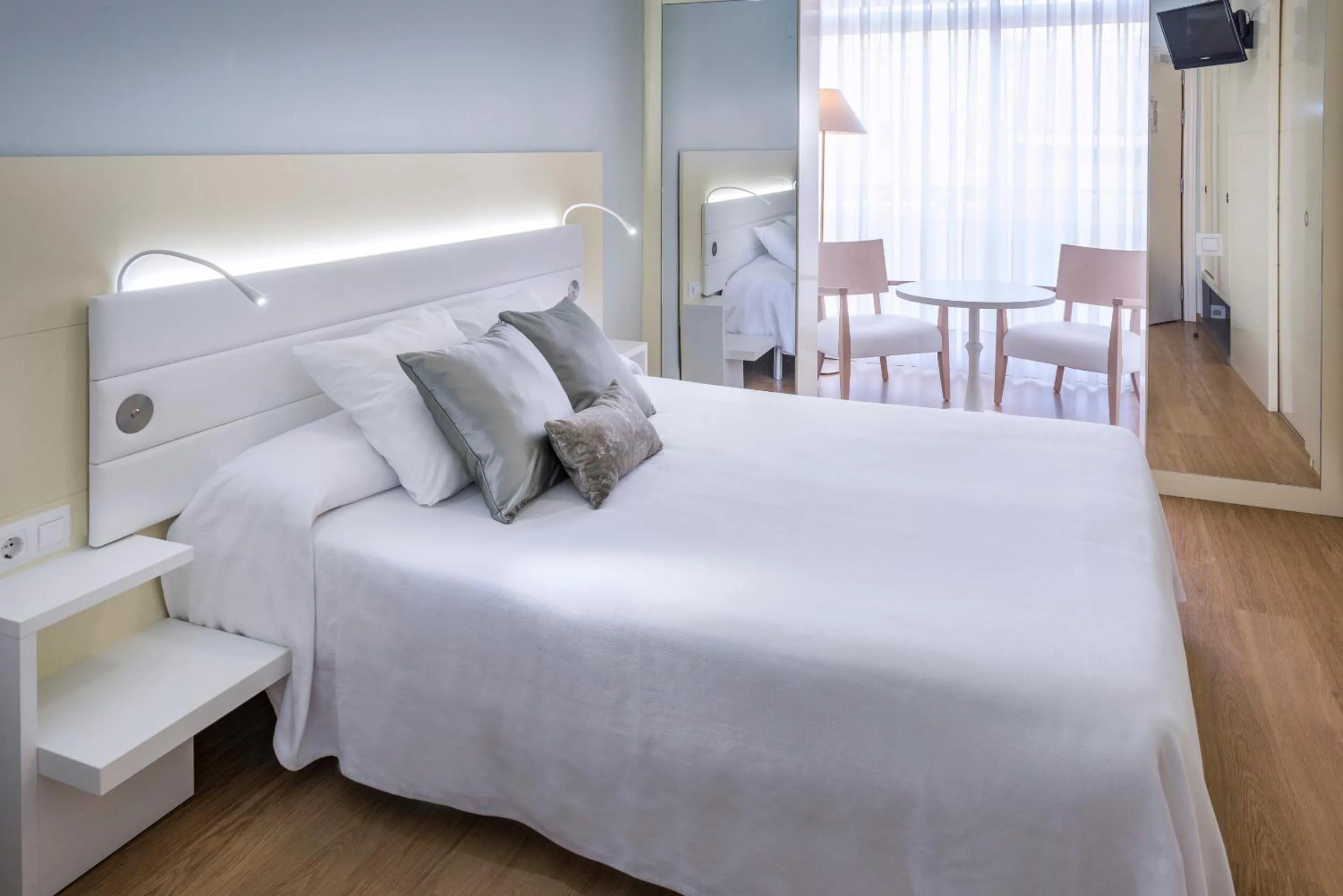 Photo of the whole room, Bed in Mònica Hotel