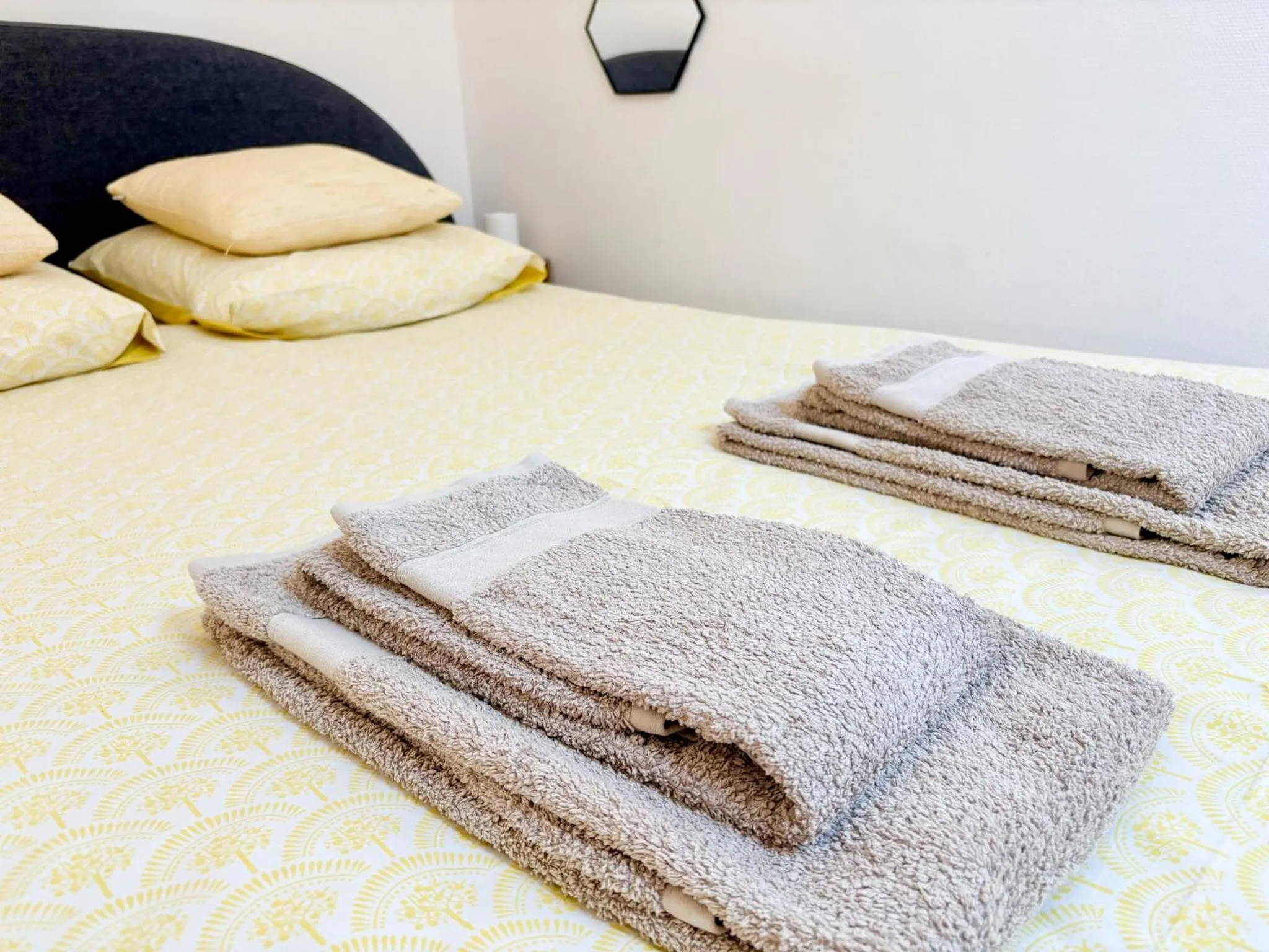 towels, Bed in La Suite aquitaine