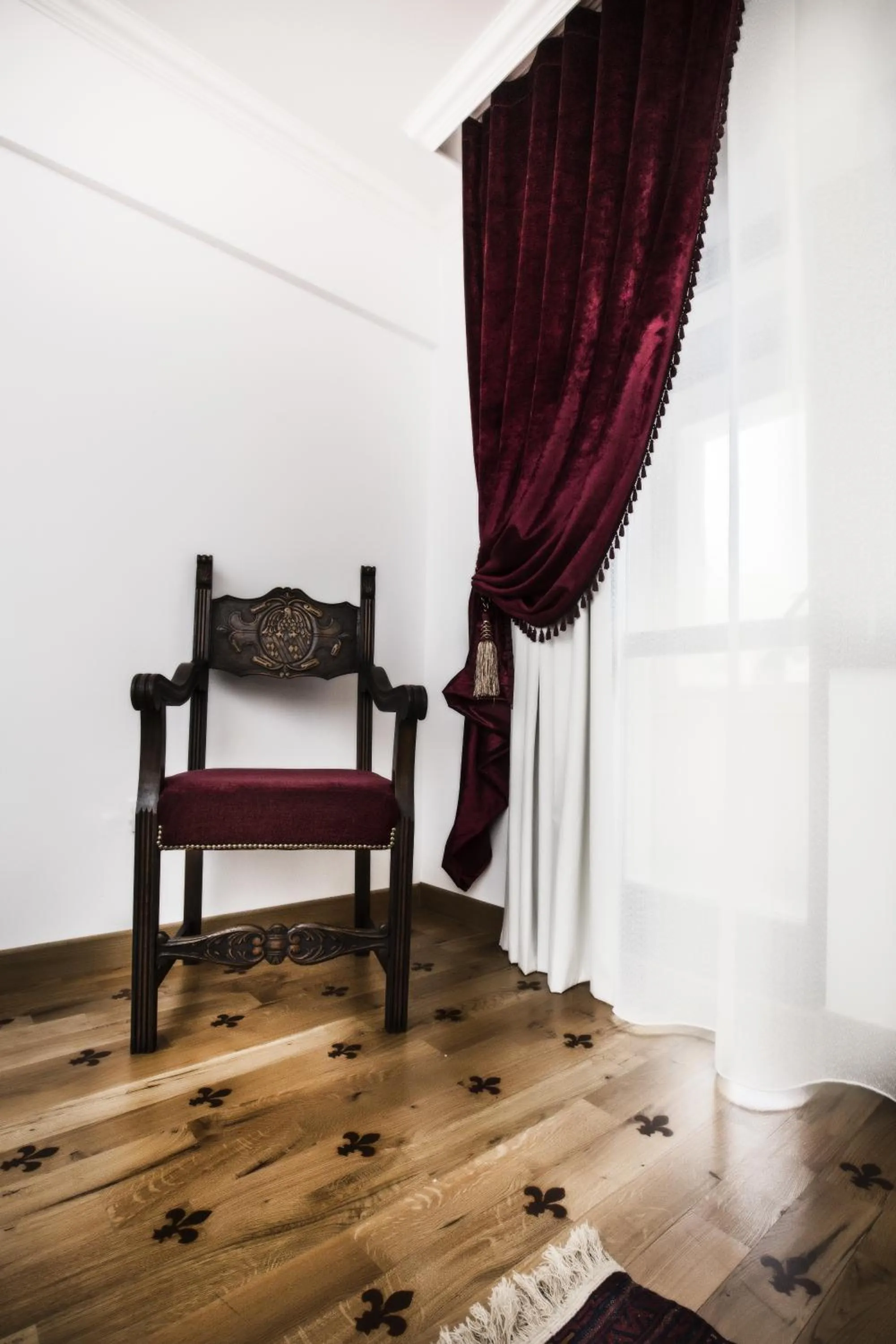 Seating area, Bed in Casa Din Bran - Inn Center