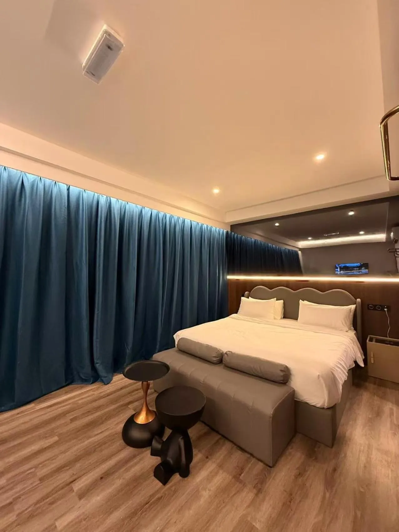 Bed in THE SWAN hotel