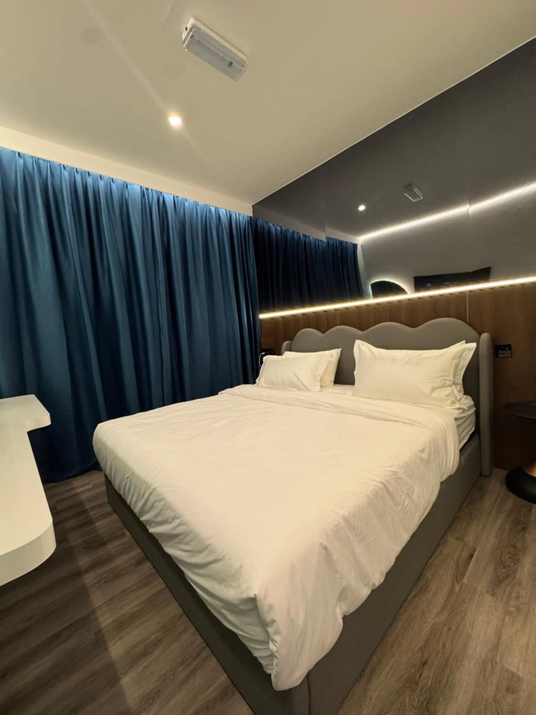 Bed in THE SWAN hotel