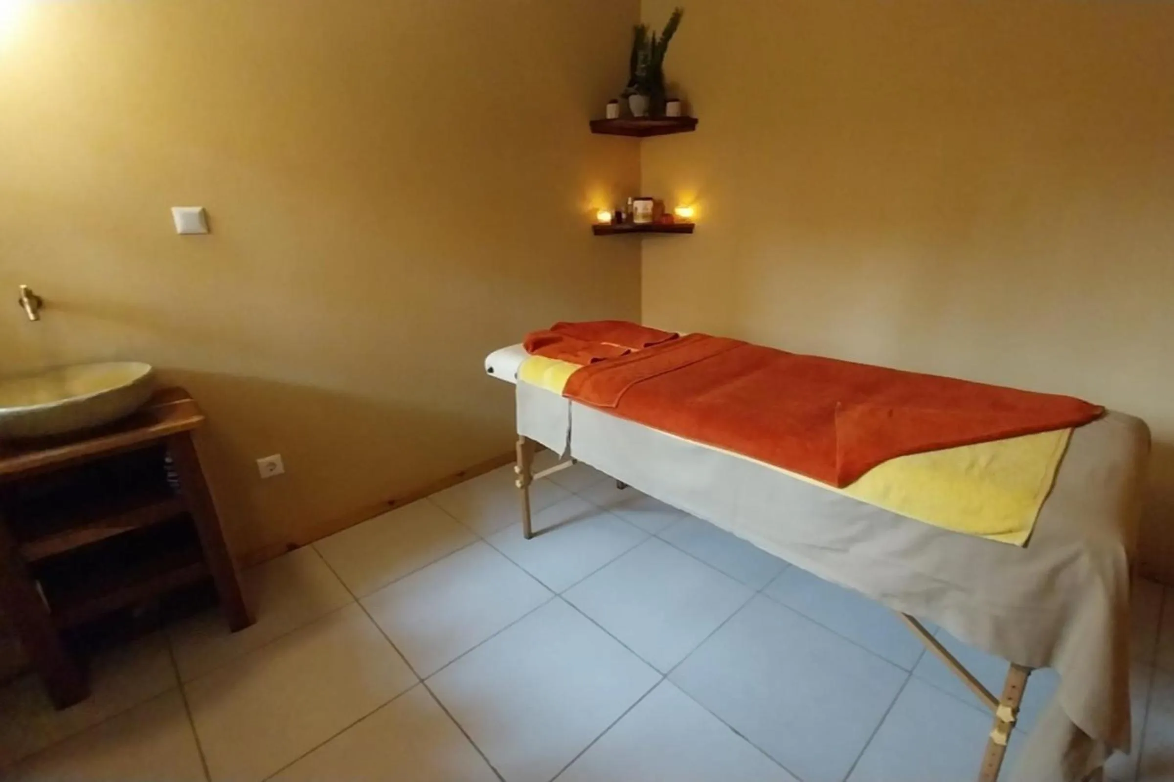 Massage, Bed in DEVOCEAN Lodge