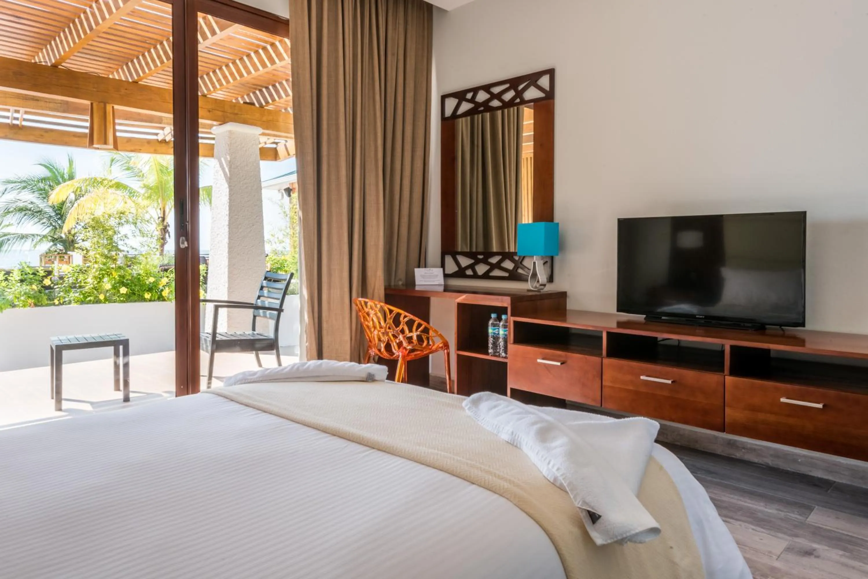 Bed in Paraiso Rainforest and Beach Hotel