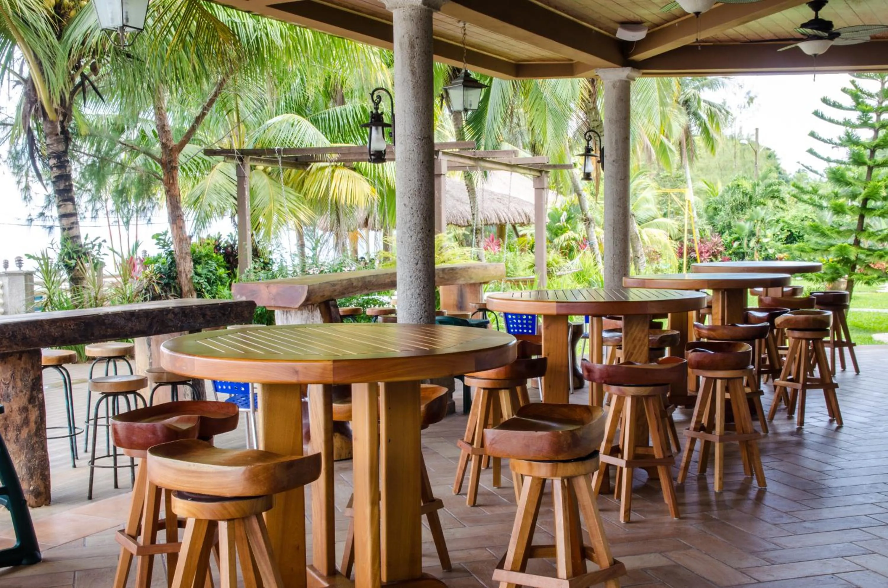 Restaurant/places to eat in Paraiso Rainforest and Beach Hotel