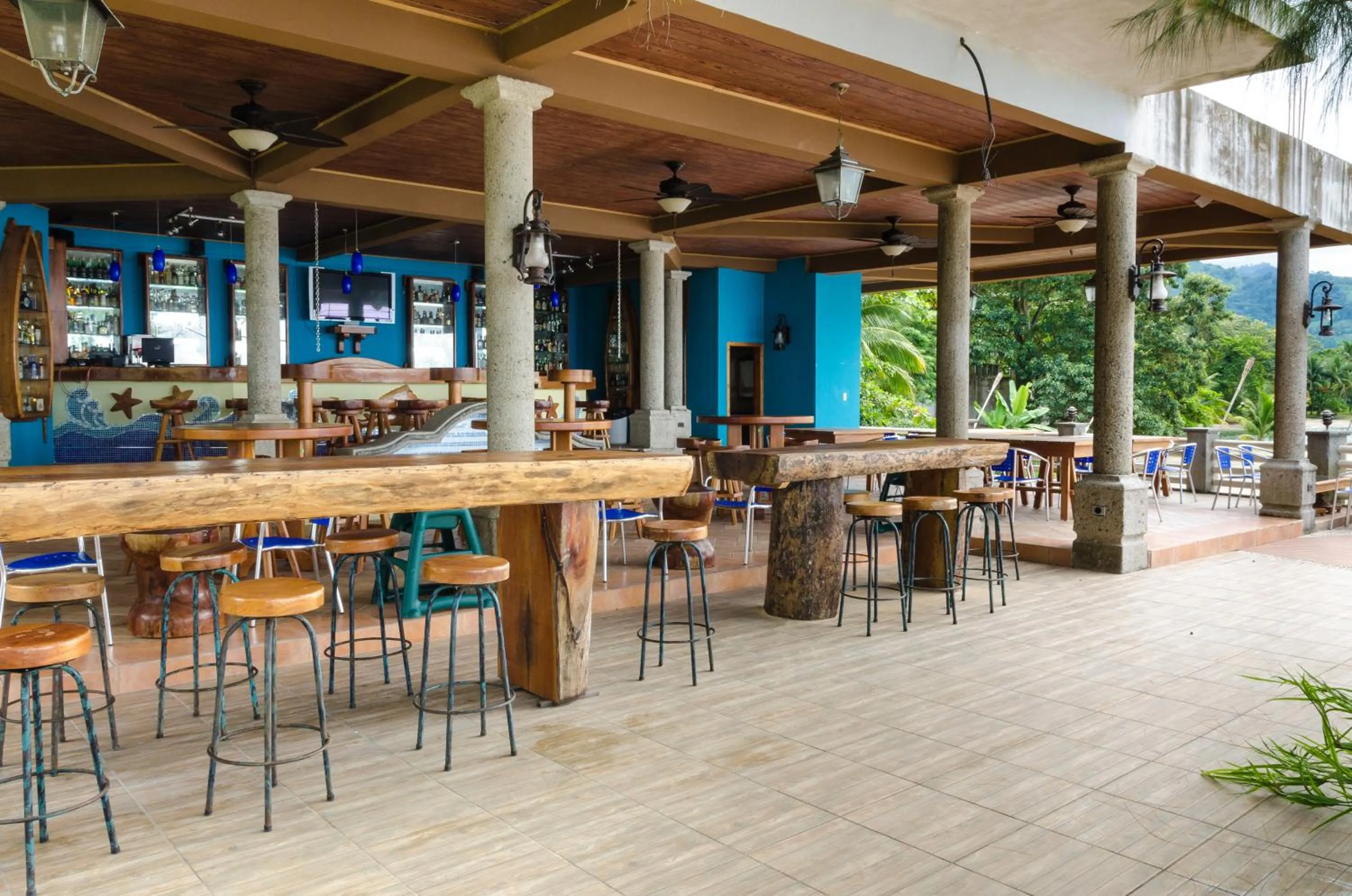 Restaurant/places to eat in Paraiso Rainforest and Beach Hotel