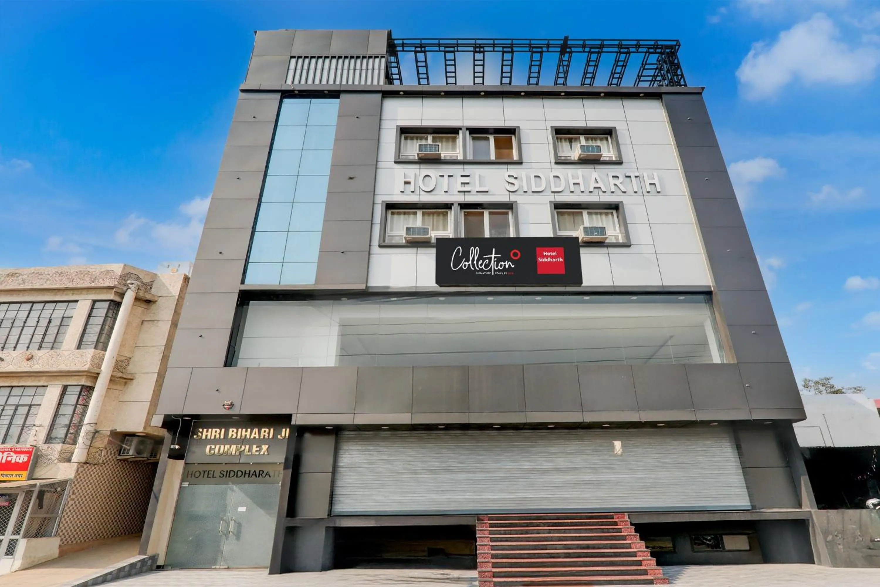 Facade/entrance in Collection O Siddharth Near A to Z Electronics