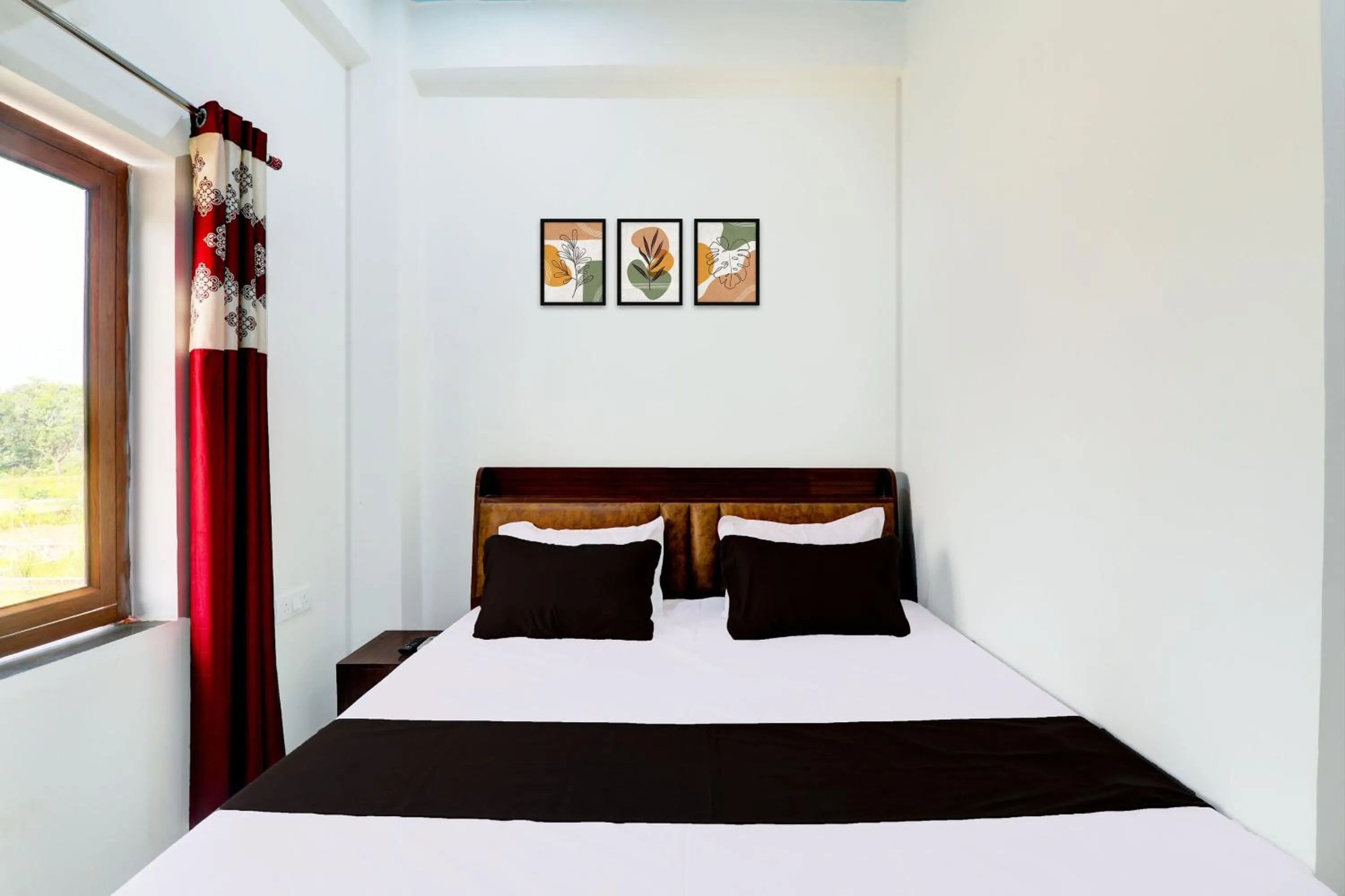 Bedroom, Bed in Hotel O Regalia Palace and Lawn