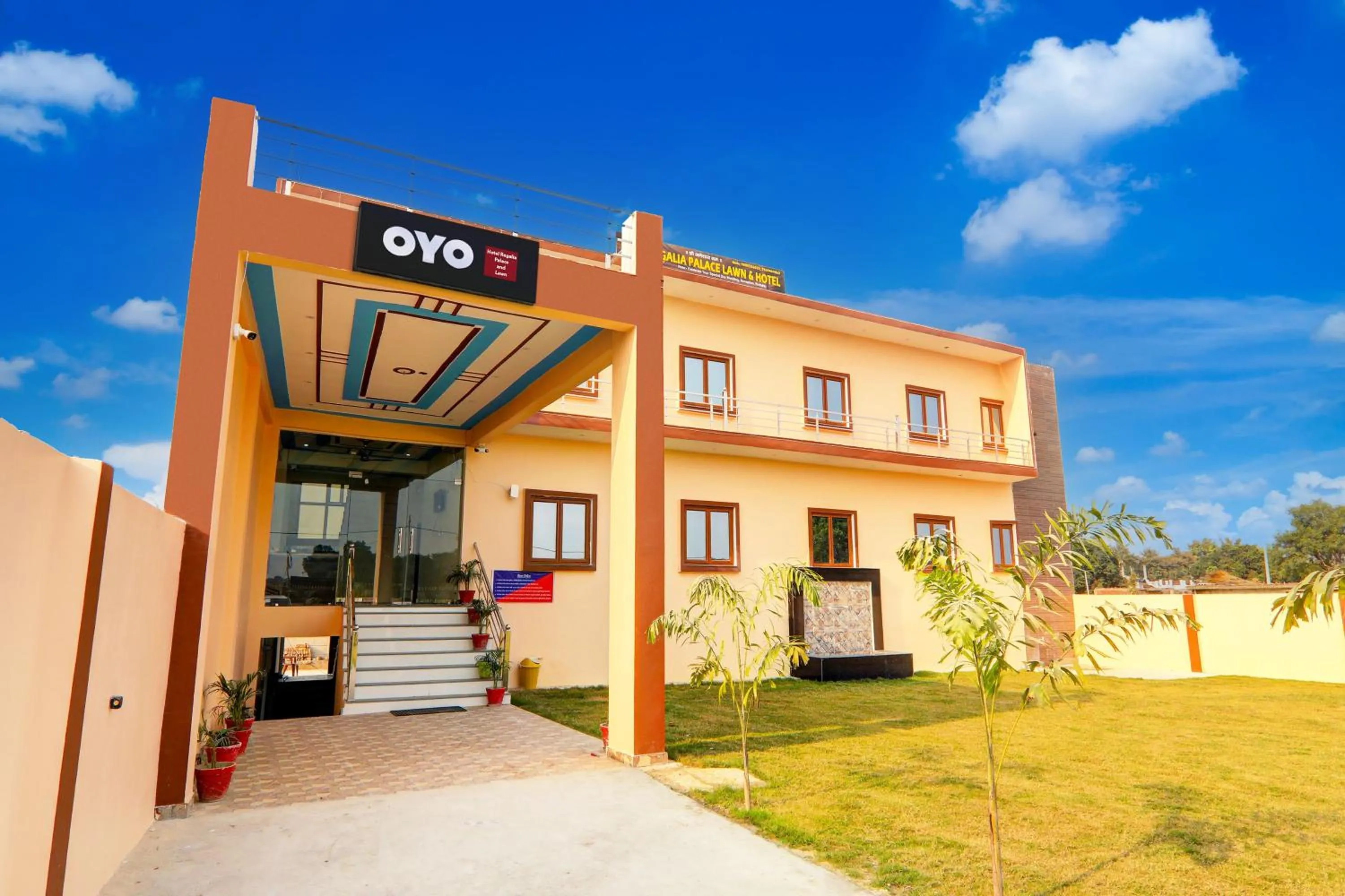 Facade/entrance in Hotel O Regalia Palace and Lawn