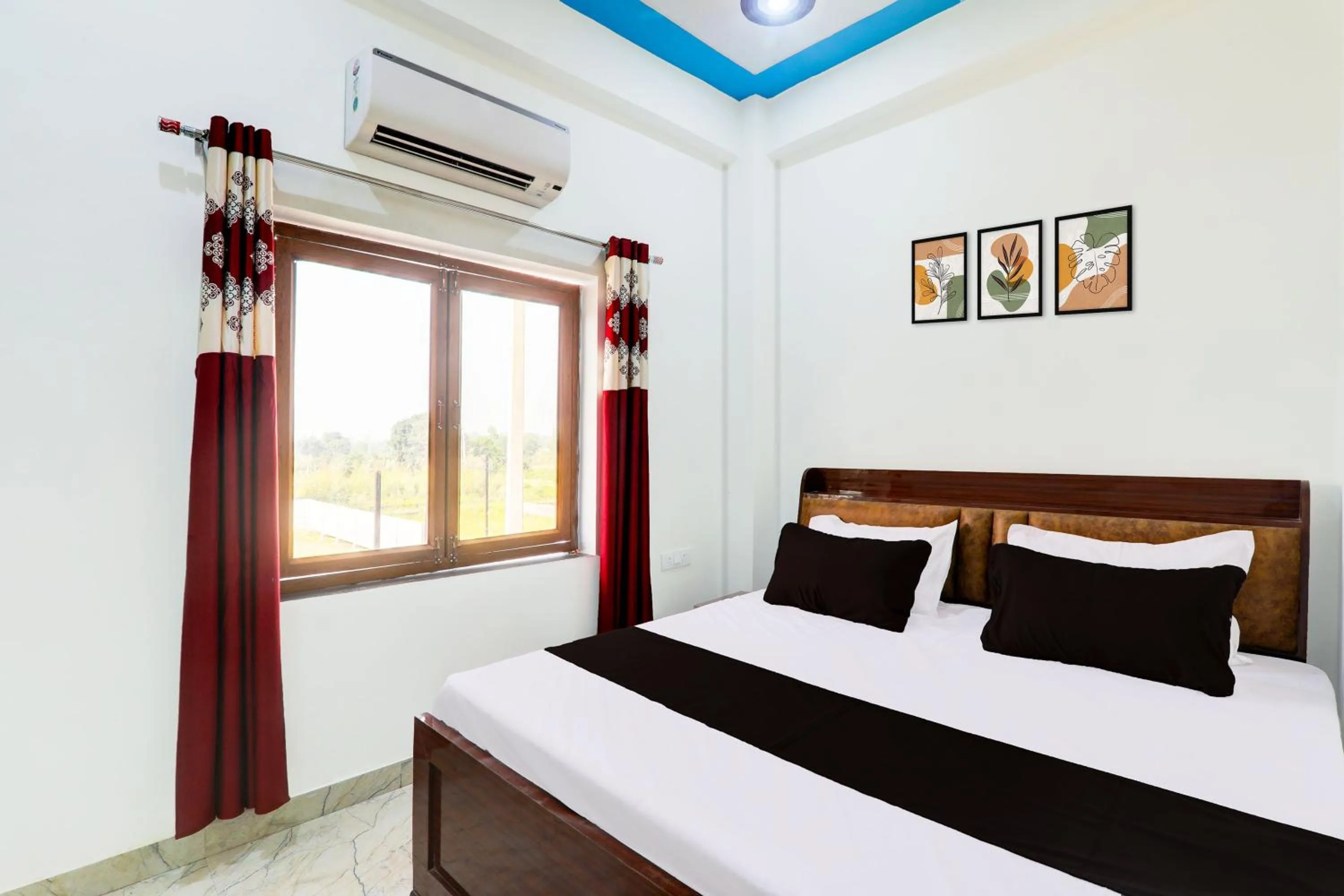 Bedroom, Bed in Hotel O Regalia Palace and Lawn