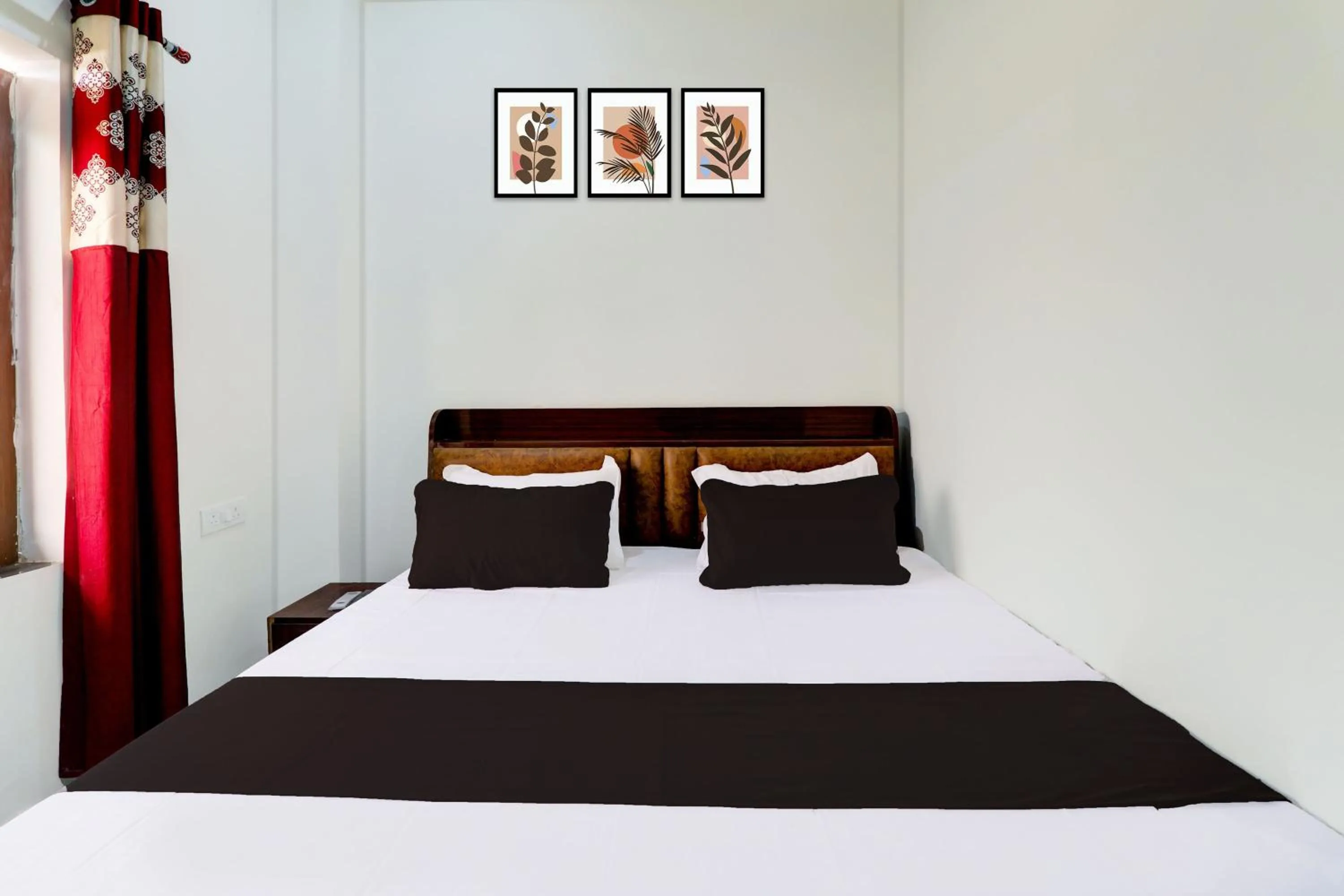 Bedroom, Bed in Hotel O Regalia Palace and Lawn