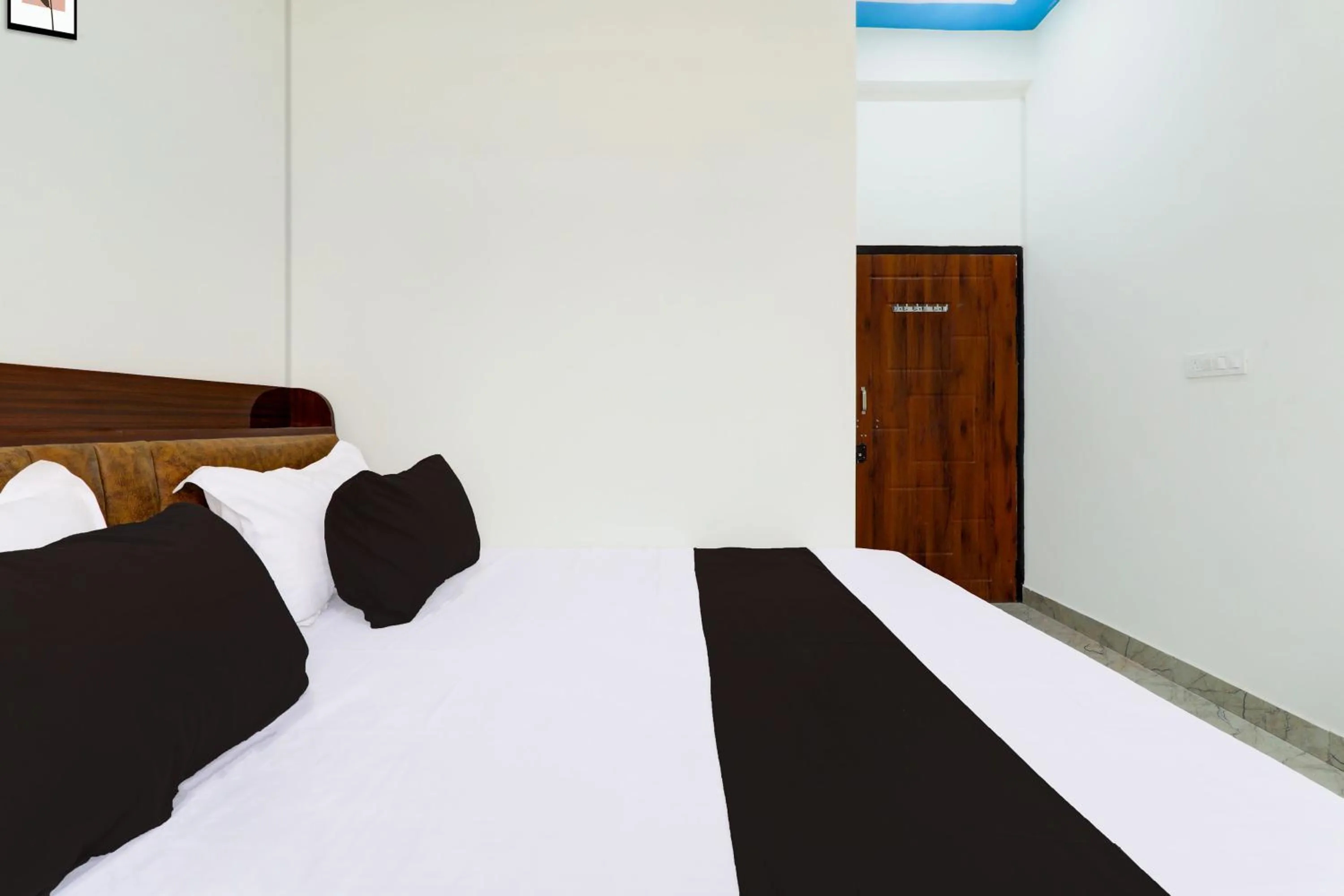 Bedroom, Bed in Hotel O Regalia Palace and Lawn