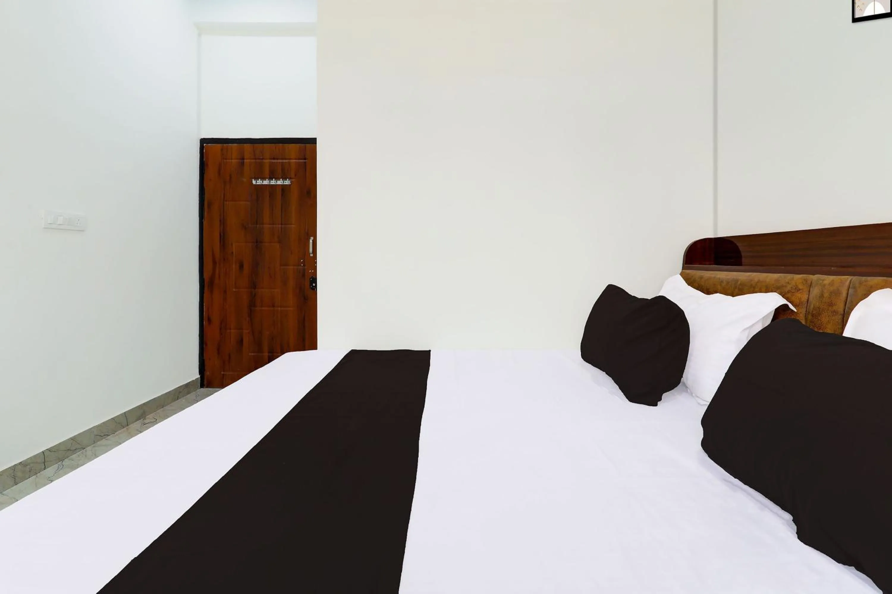 Bedroom, Bed in Hotel O Regalia Palace and Lawn