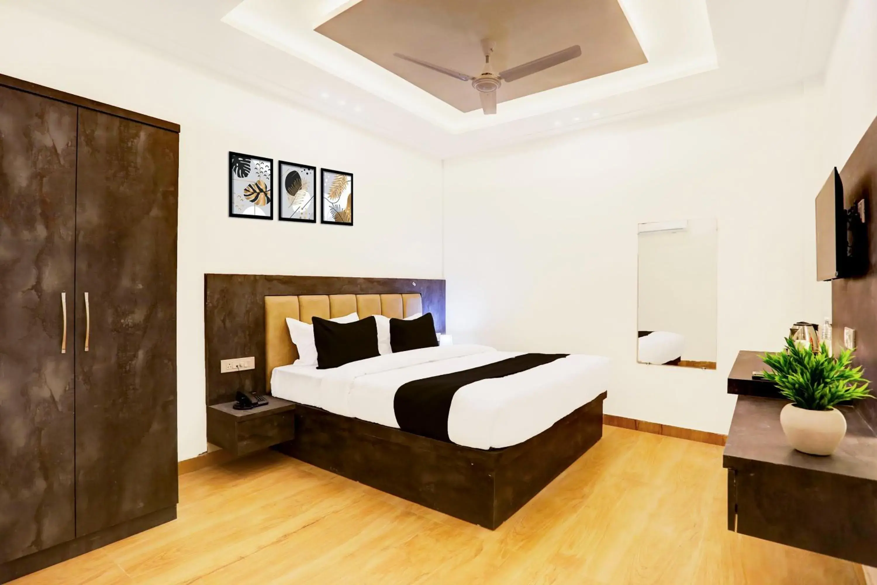 Classic Triple Room - single occupancy in Super OYO Townhouse Balua Road Pahadiya Classic Triple Room - single occupancy in Super OYO Townhouse Balua Road Pahadiya