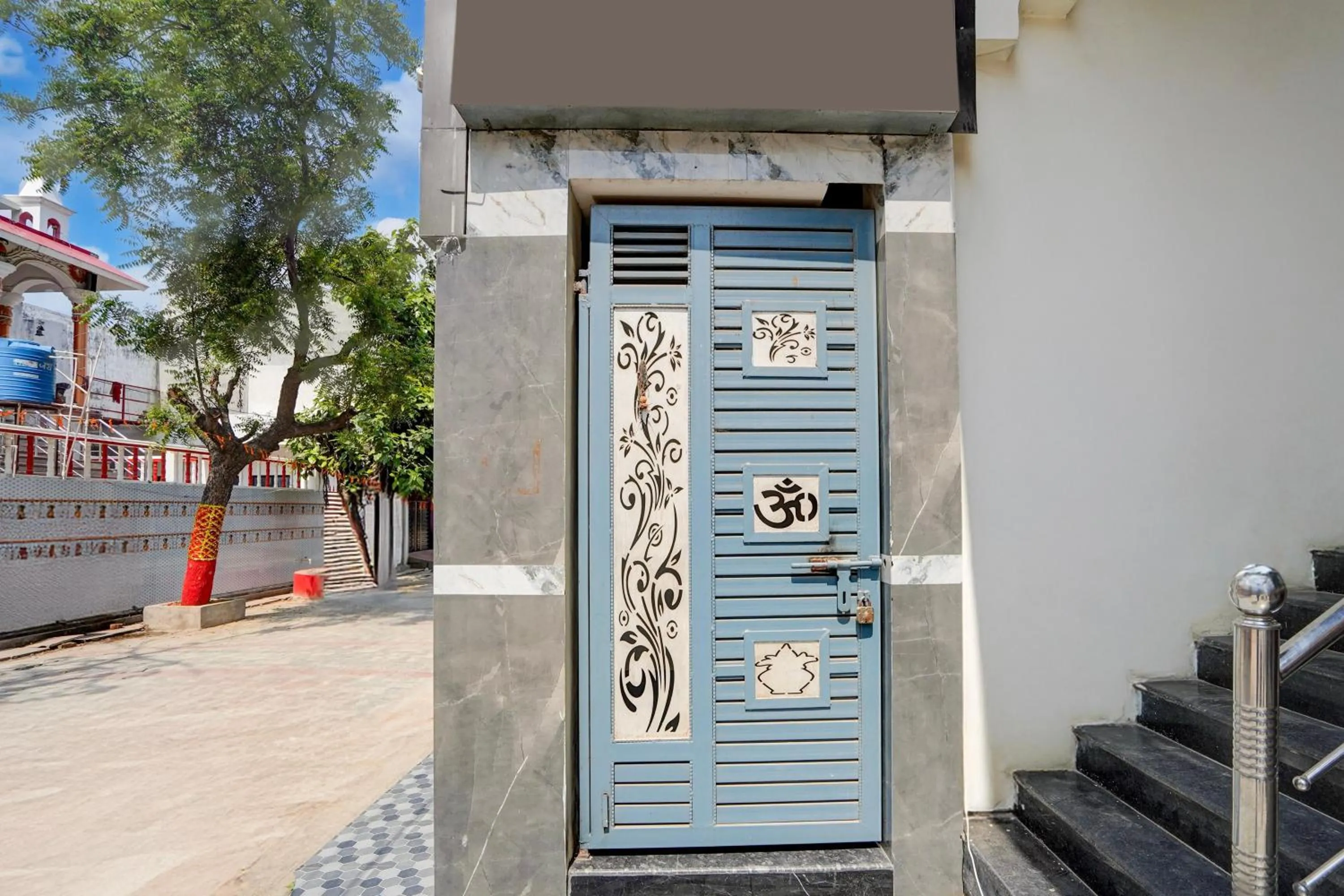 Facade/entrance in OYO Hotel O Khargapur Ring Road Formerly Shimla Grand