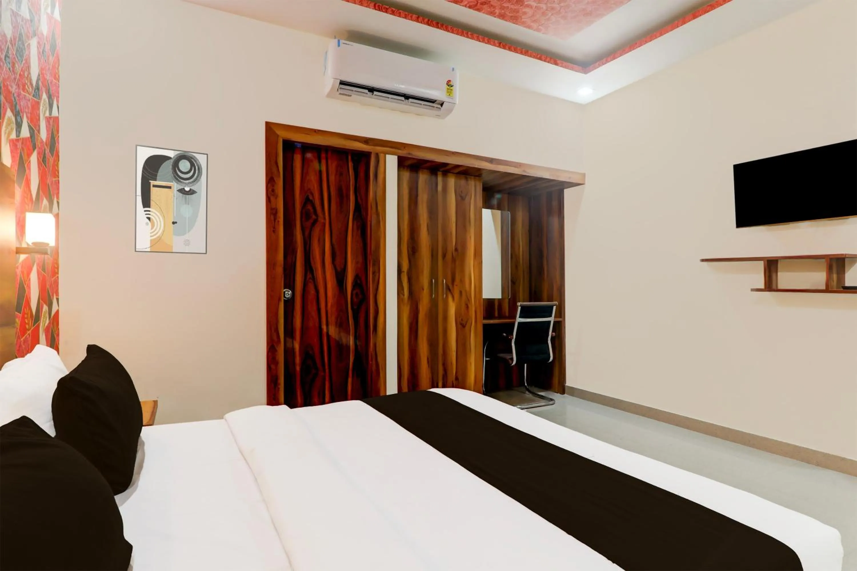 Bedroom, Bed in Hotel O Shimla Grand