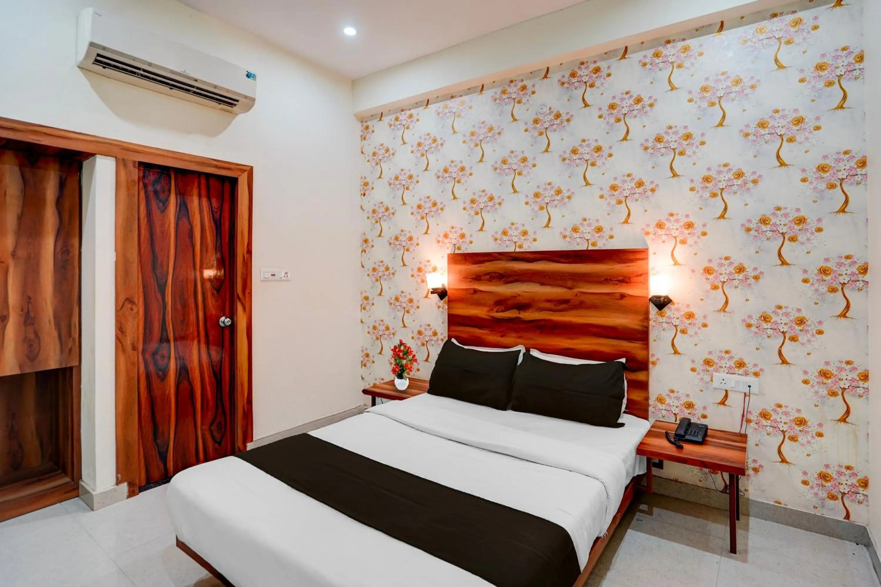Bedroom, Bed in OYO Hotel O Khargapur Ring Road Formerly Shimla Grand