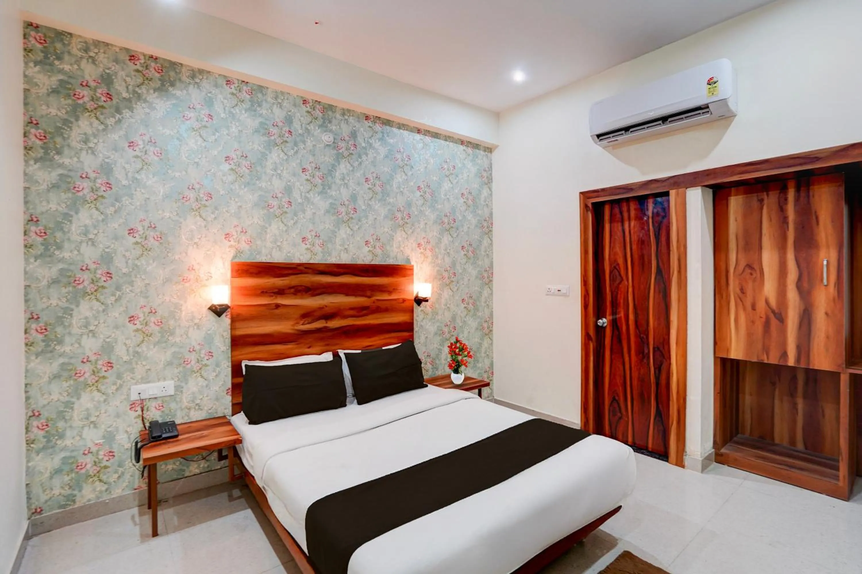 Bedroom, Bed in OYO Hotel O Khargapur Ring Road Formerly Shimla Grand
