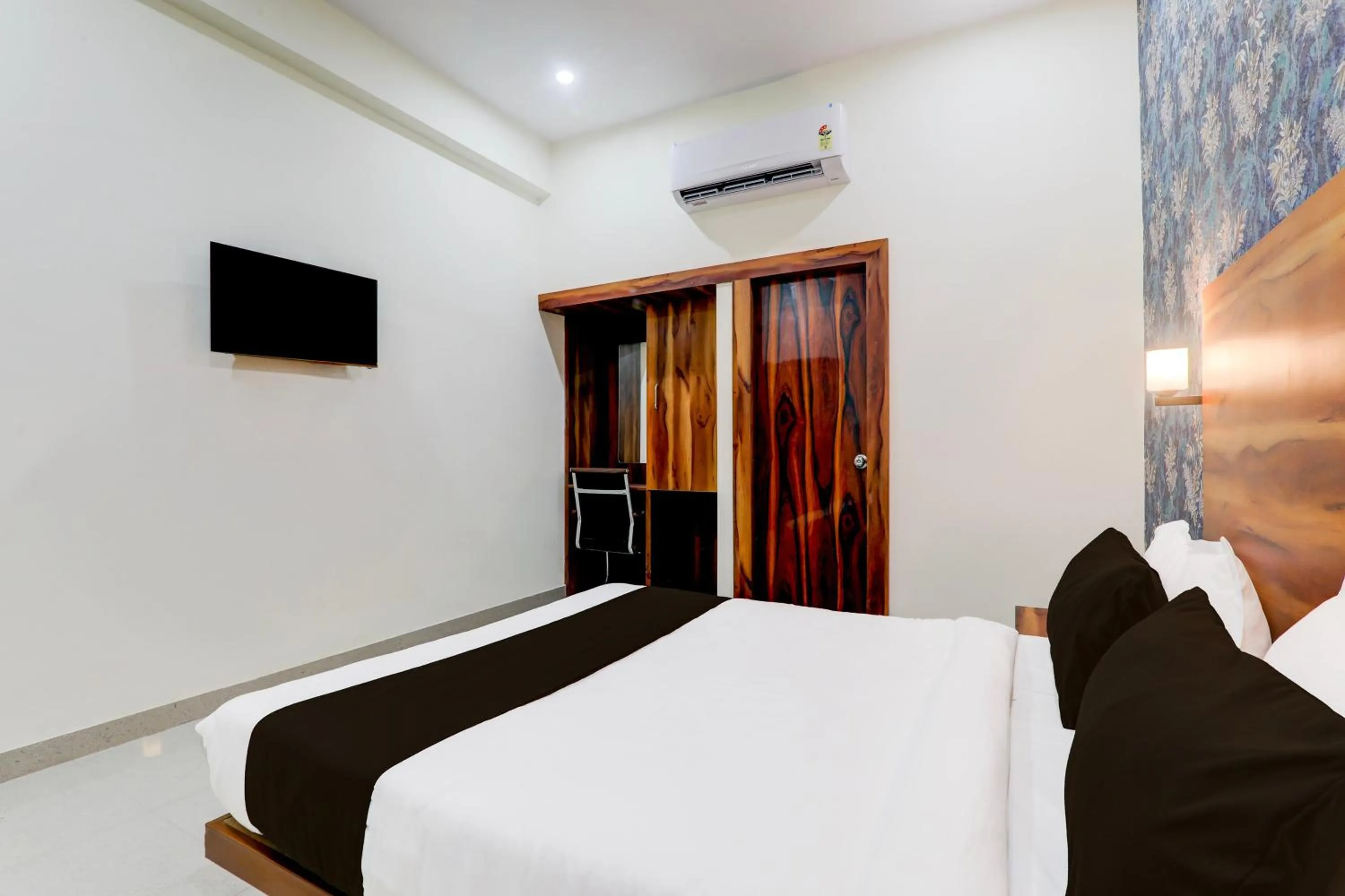 Bedroom, Bed in Hotel O Shimla Grand