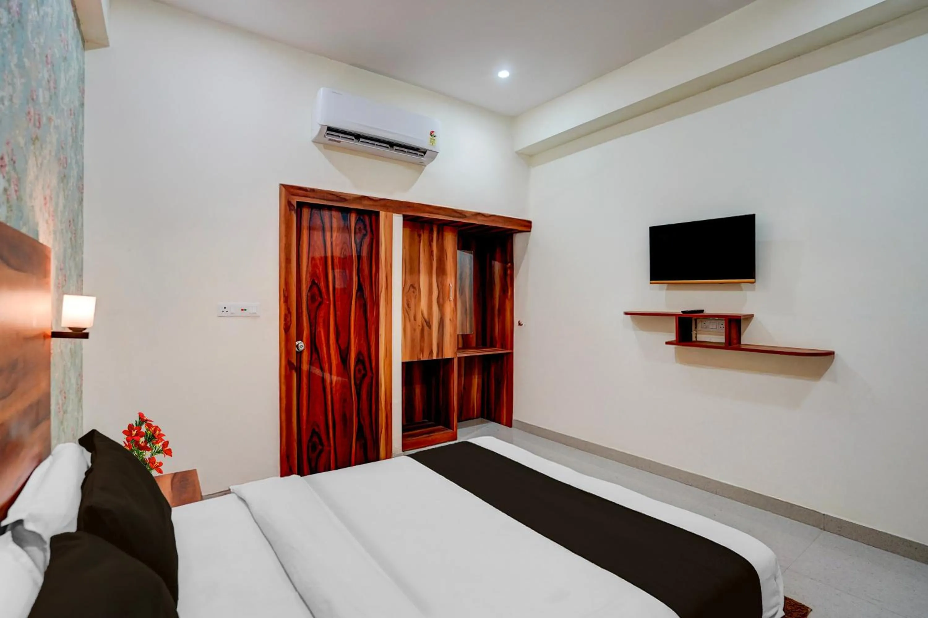 Bedroom, Bed in OYO Hotel O Khargapur Ring Road Formerly Shimla Grand